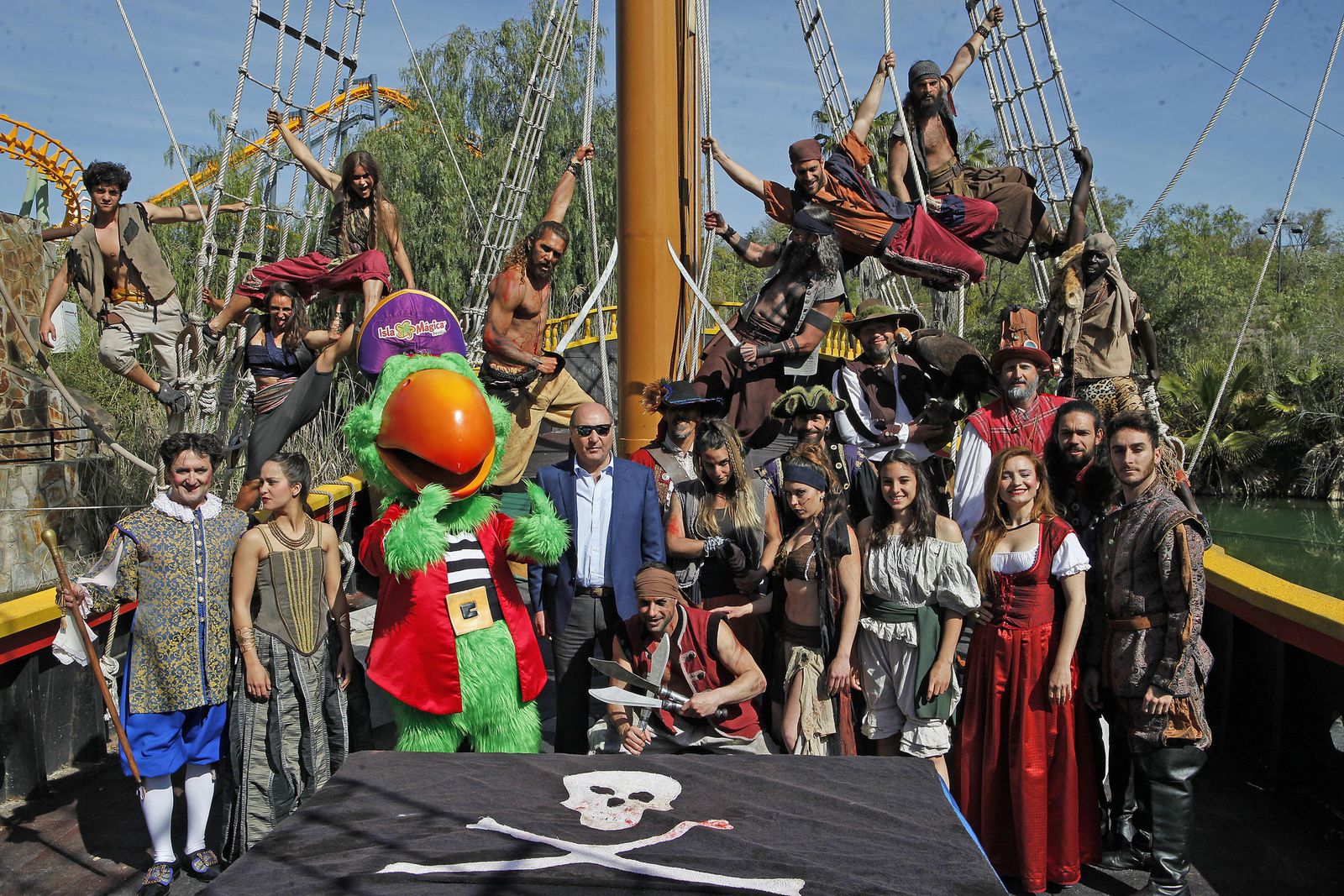 Los diferentes actores de Isla Mágica posan durante la presentación de la temporada.