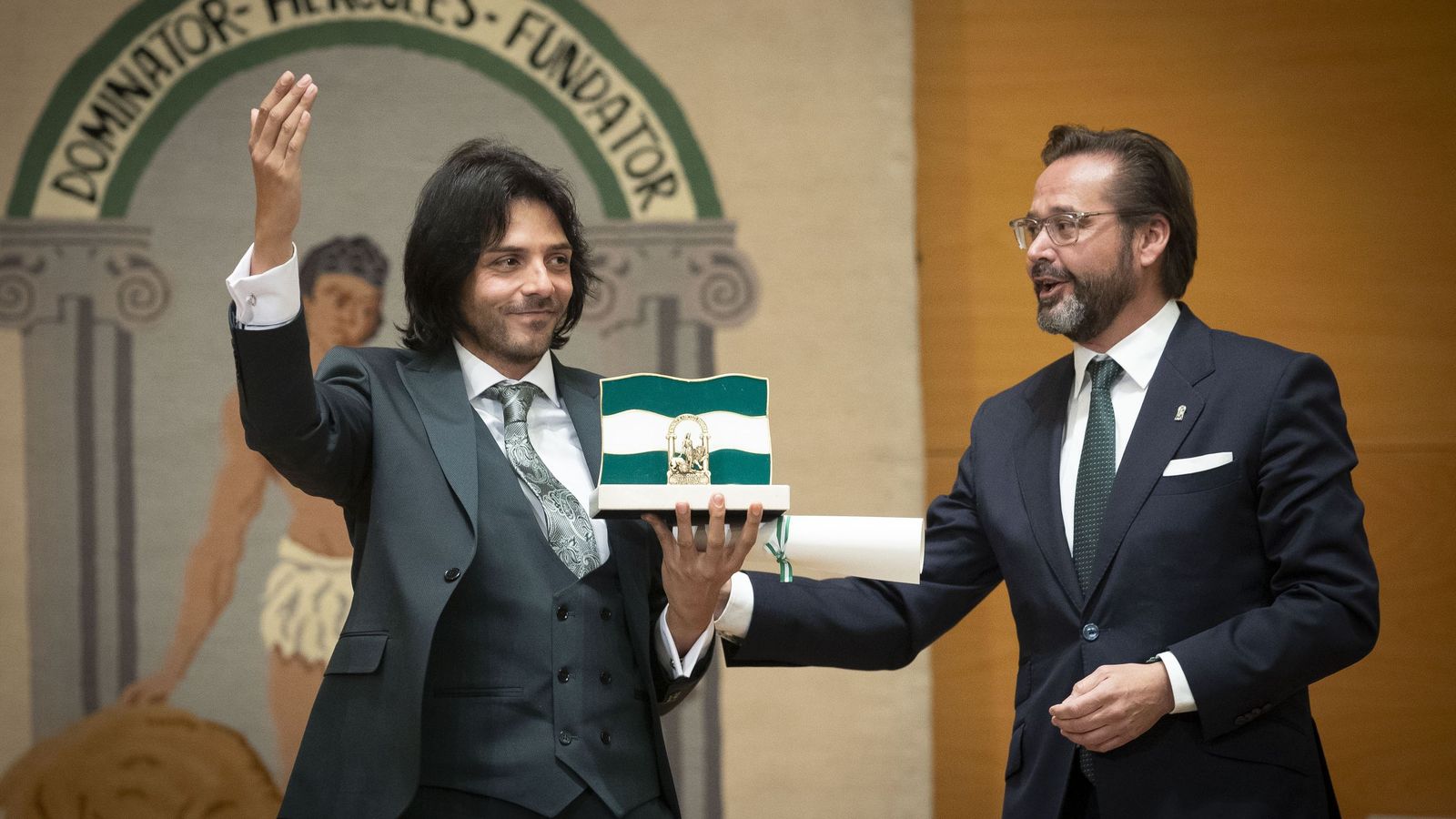 Juan Habichuela Nieto recogiendo su reconocimiento