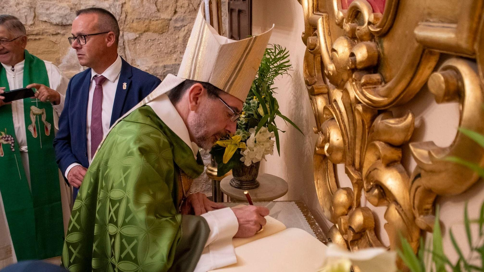El cardenal arzobispo de Madrid deja constancia de su visita.