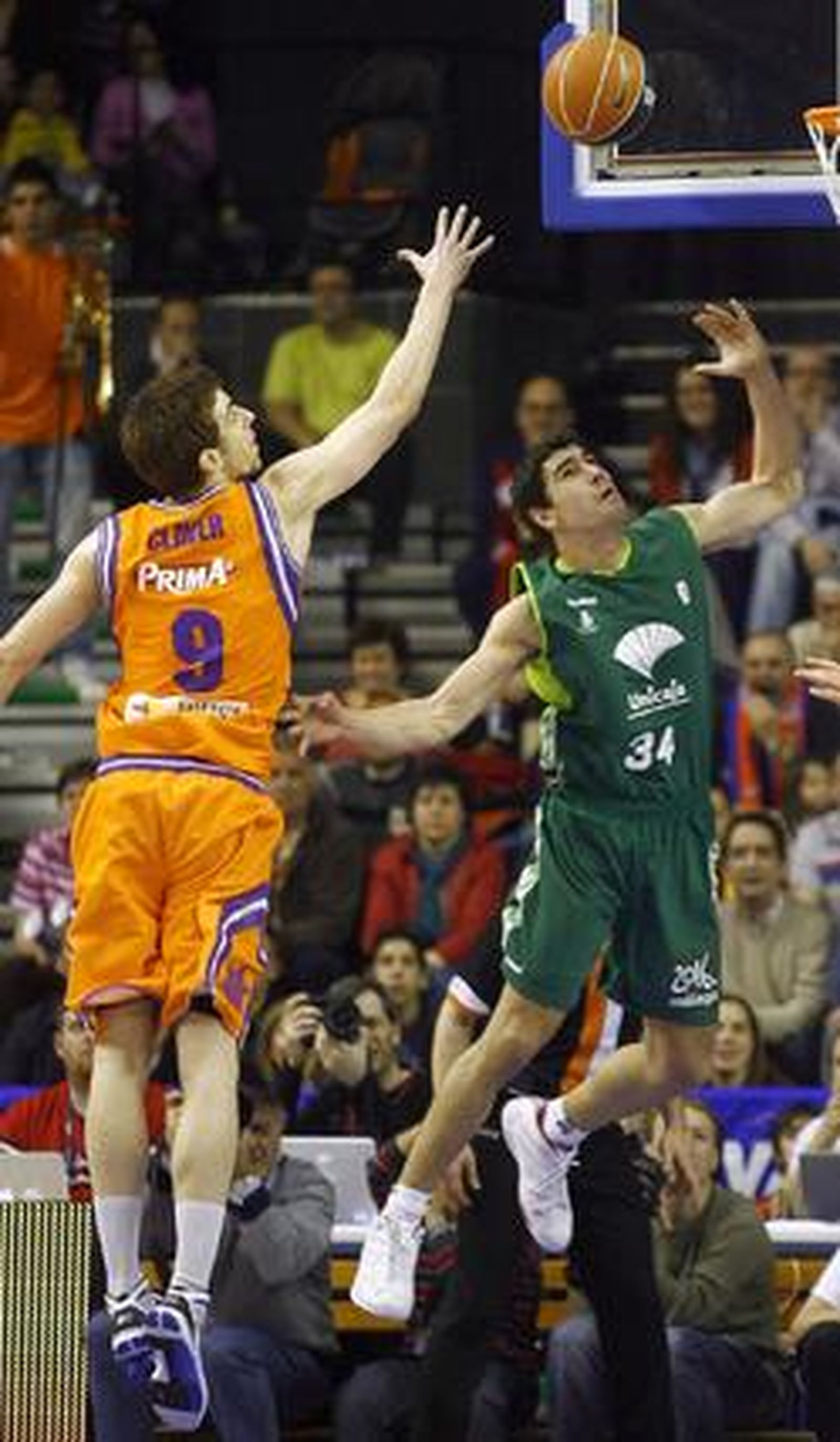 El Unicaja cae ante el Valencia lastrado por una mala primera parte. / LOF