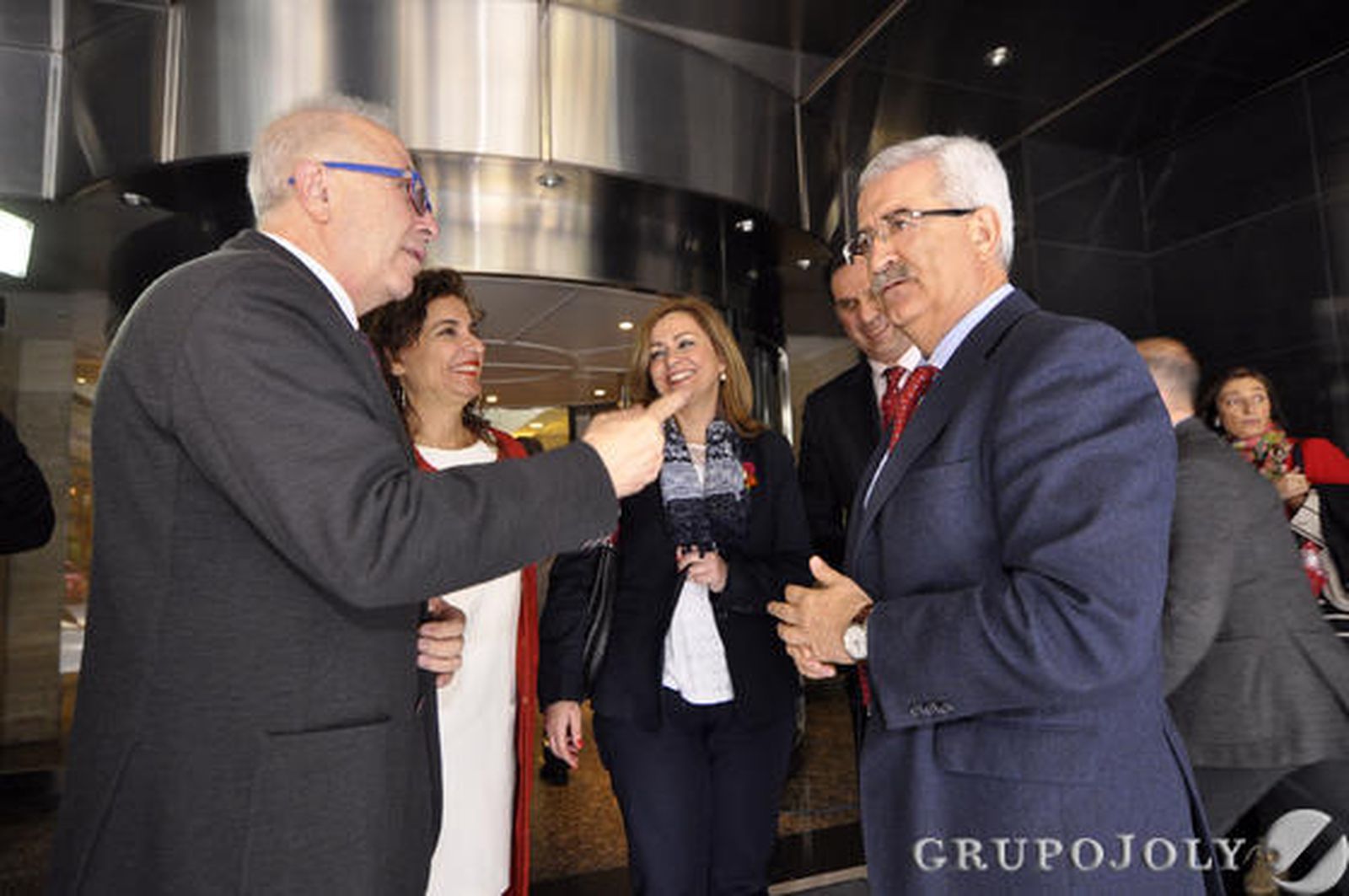 Los consejeros de Economía, José Sánchez Maldonado; Hacienda, María Jesús Montero; Medio Ambiente, María Jesús Serrano, y Presidencia, Manuel Jiménez Barrios. Detrás el delegado de la Junta en Sevilla, Francisco Javier Fernández. 

Foto: Juan Carlos Vázquez / Belén Vargas/ Manuel Gómez