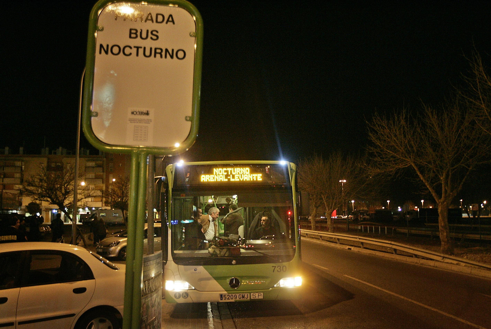 Un autobús nocturno, durante uno de sus trayectos.