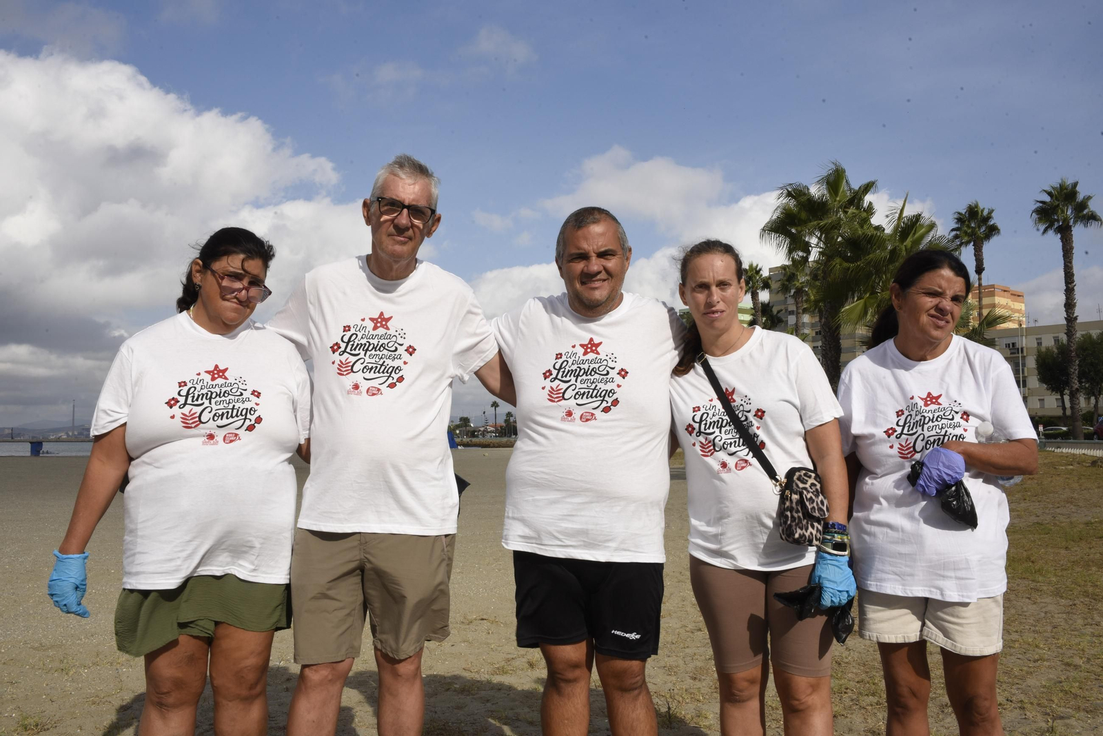 Las fotos de la jornada de limpieza de la playa de Poniente de La Línea organizada por Gran Sur