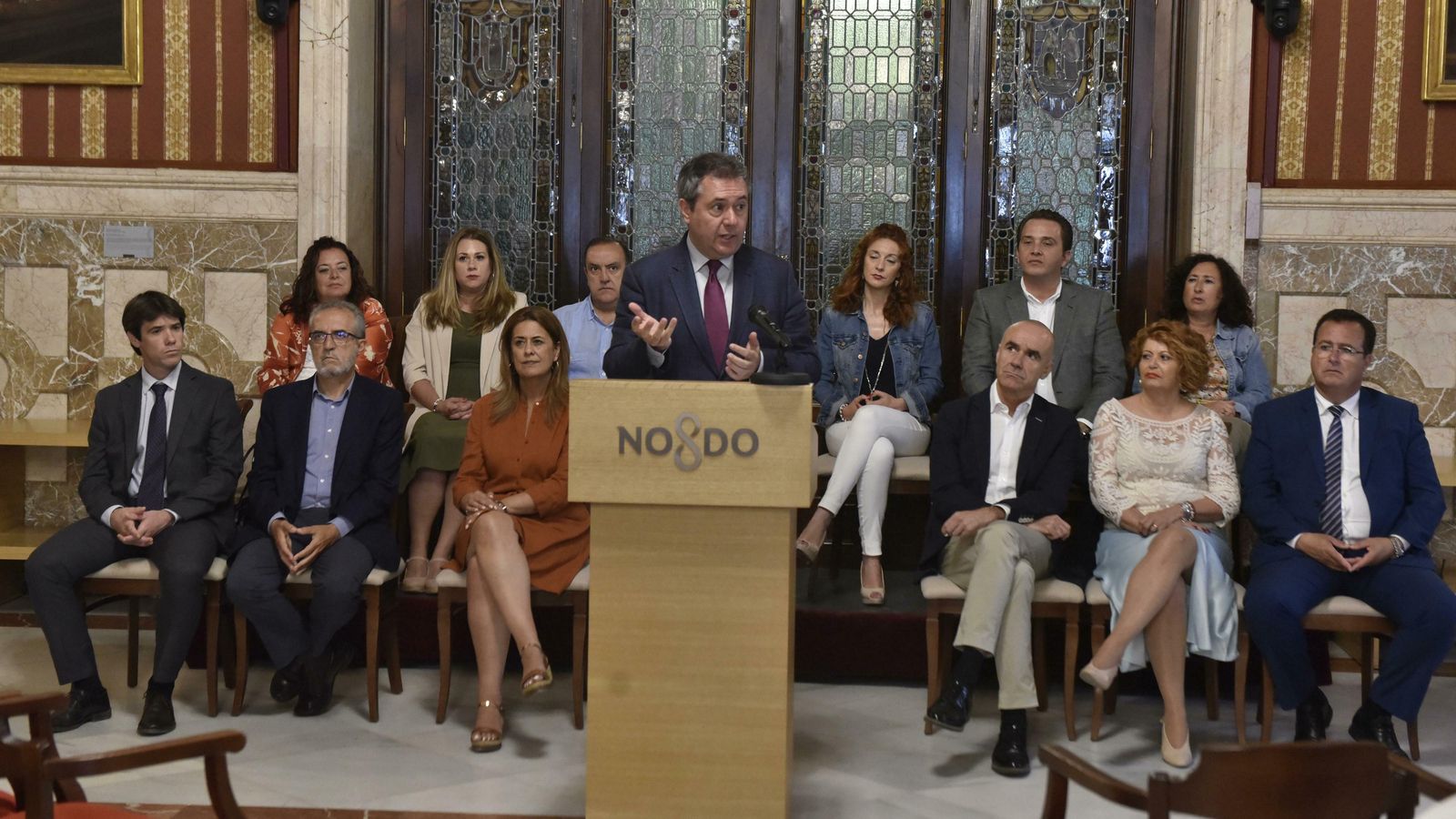 Espadas presenta el organigrama de su gobierno, con su equipo de concejales al completo detrás.