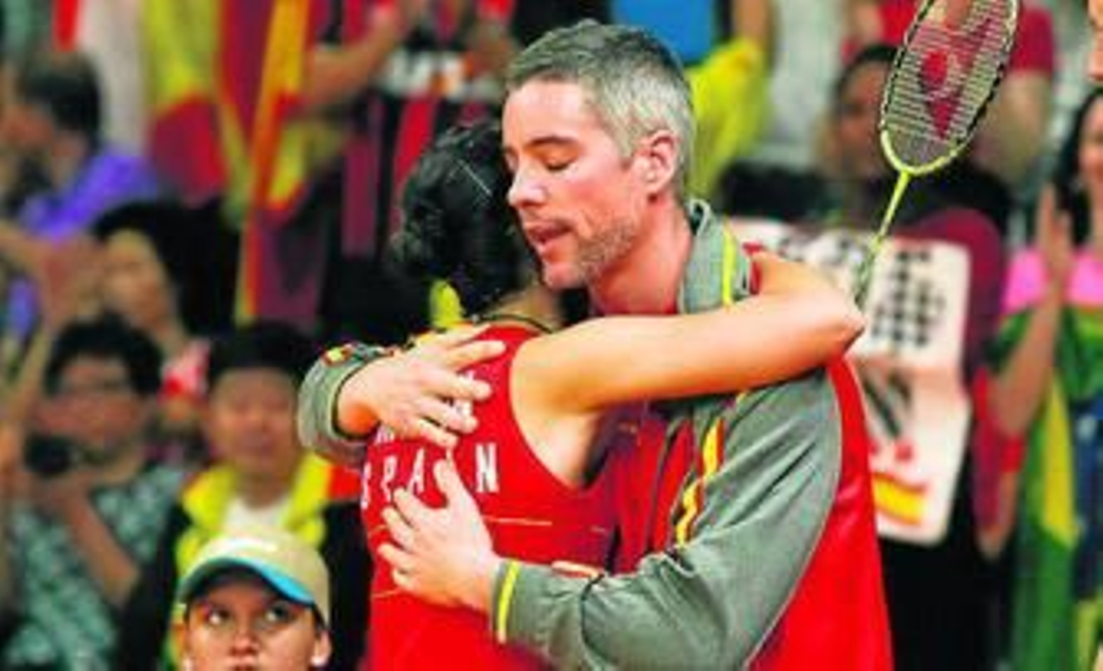 Fernando Rivas abraza a Carolina tras un partido en Río de Janeiro.