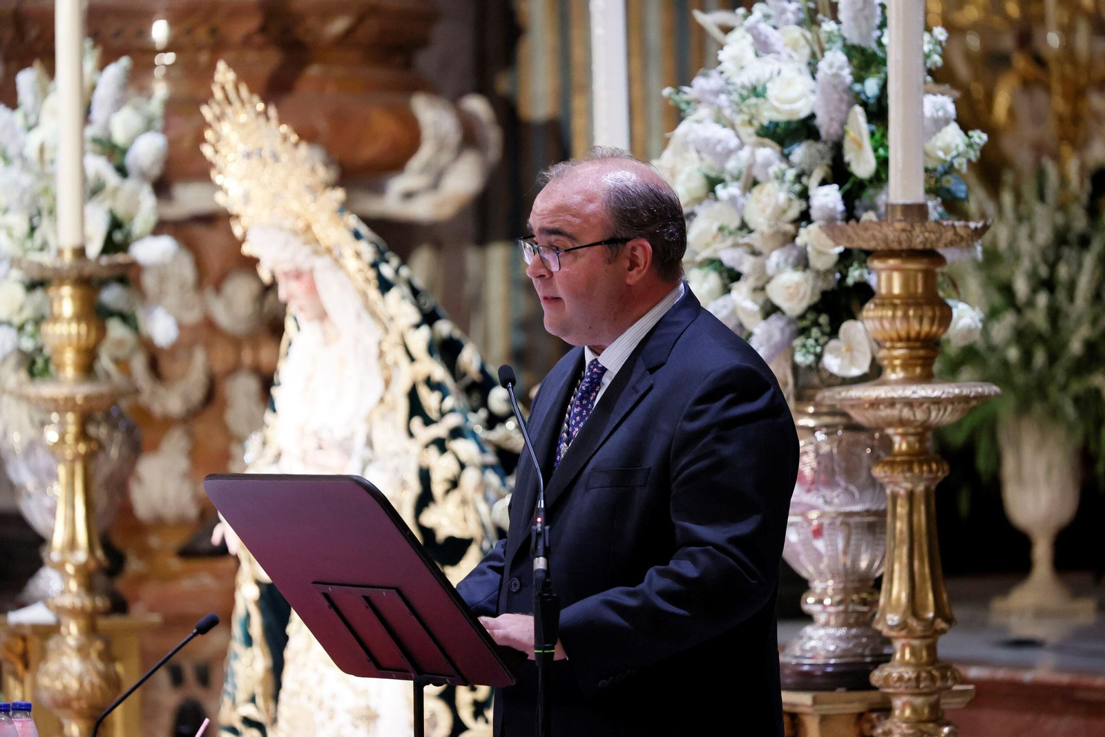 Carlos Navarro Antolín presenta a Angelita Yruela. Carlos Navarro Antolín presenta a Angelita Yruela.