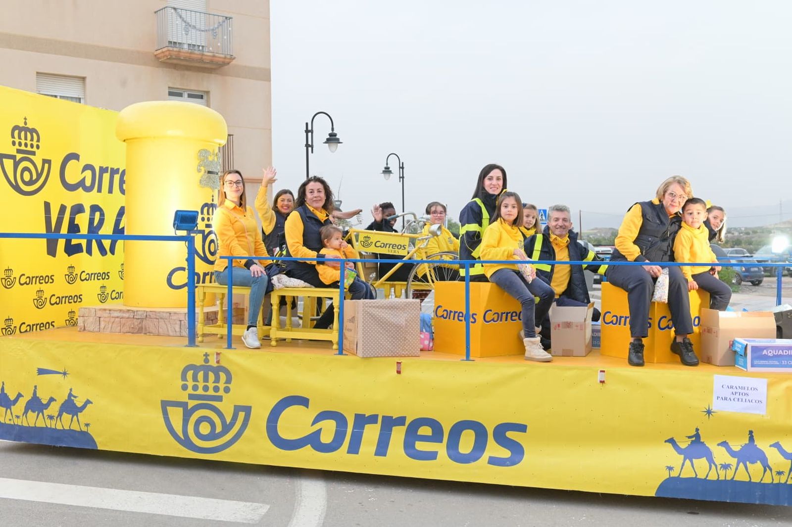 La Cabalgata de los Reyes Magos de Vera desborda ilusión con una participación multitudinaria