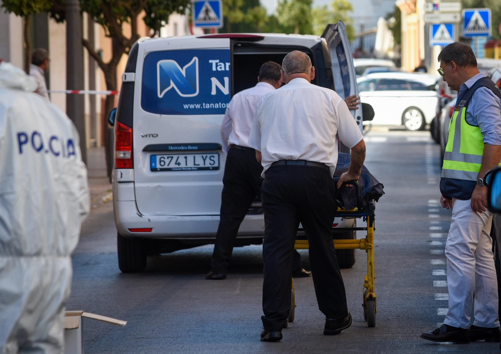 En imágenes, los momentos posteriores al asesinato en Dos Hermanas