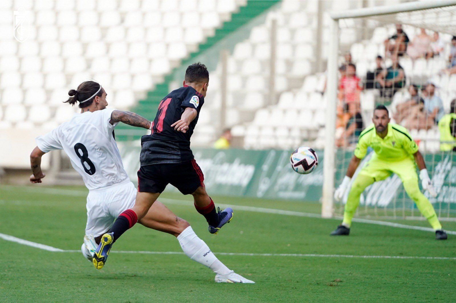 Bryan golpea el balón en una de las únicas ocasiones de la primera mitad.