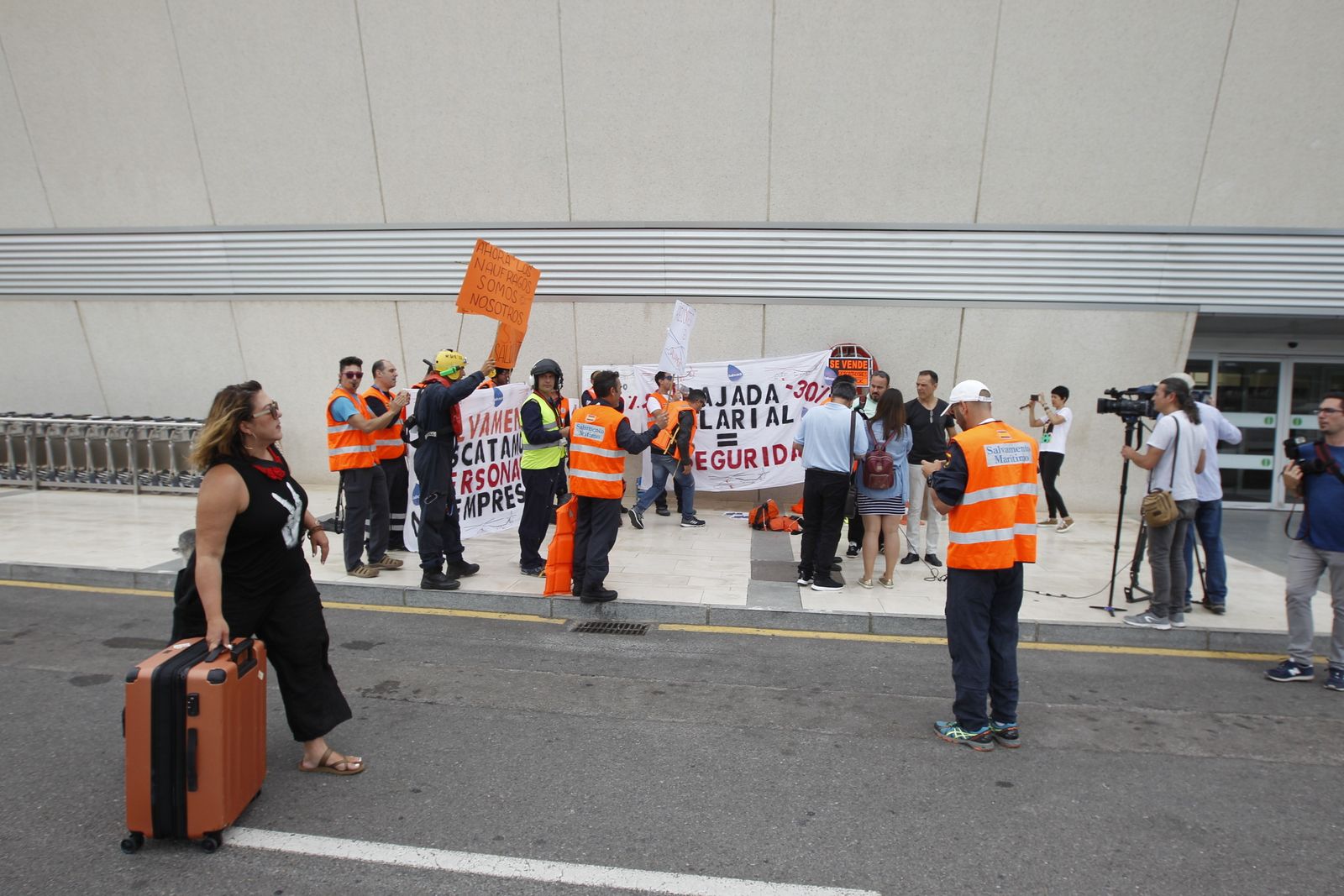 Fotogalería protesta equipo aéreo Salvamento Marítimo en Almería