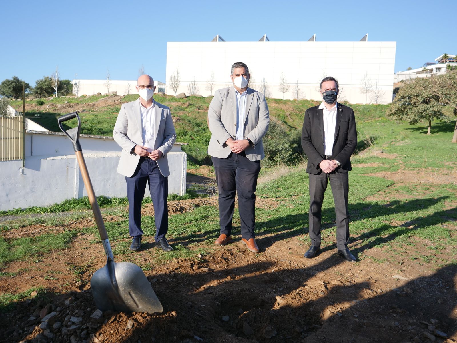 El alcalde de Mijas, Josele González (C.), en el acto de colocación de la primera piedra.