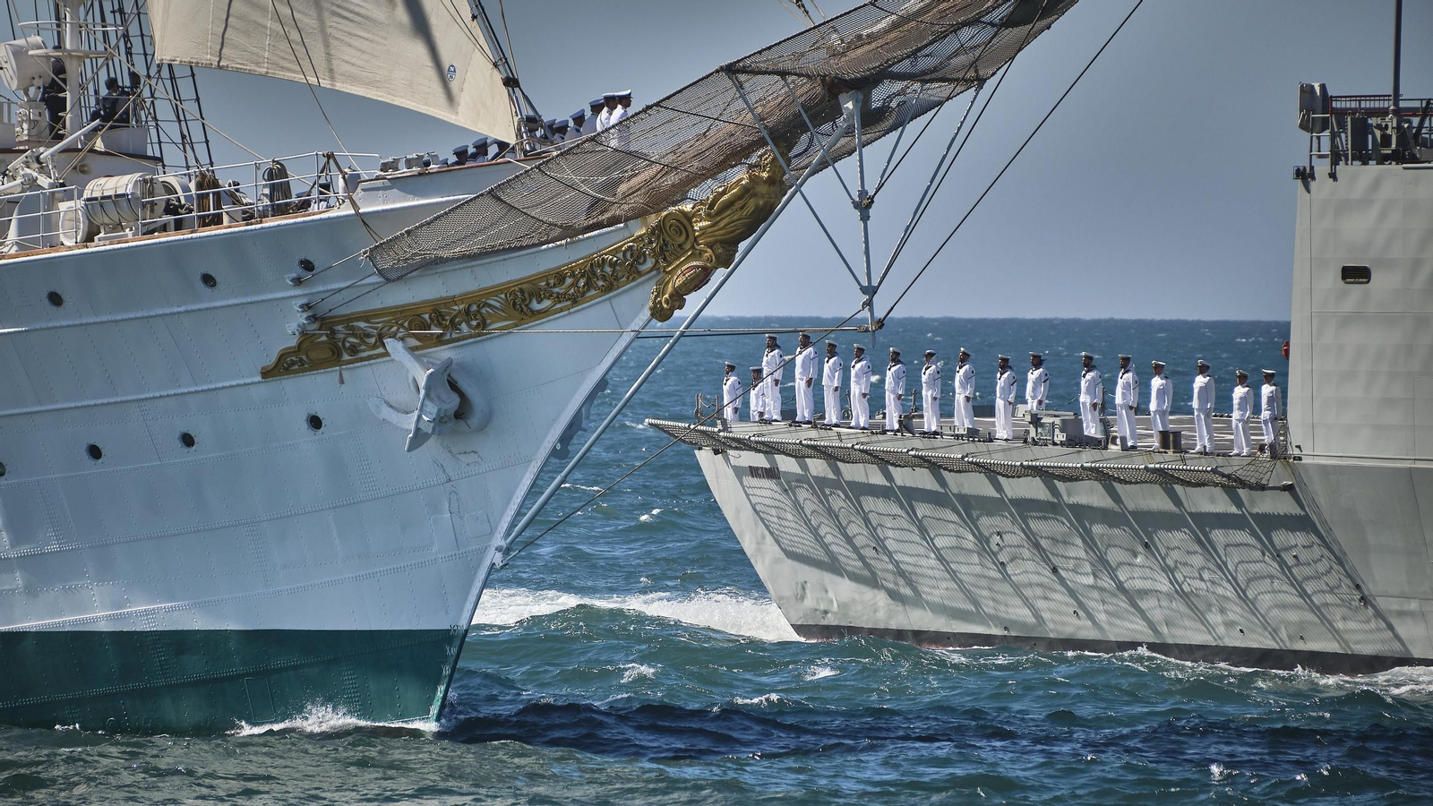 Parada naval y aérea en homenaje a Elcano en aguas de Sanlúcar. Parada naval y aérea en homenaje a Elcano en aguas de Sanlúcar.