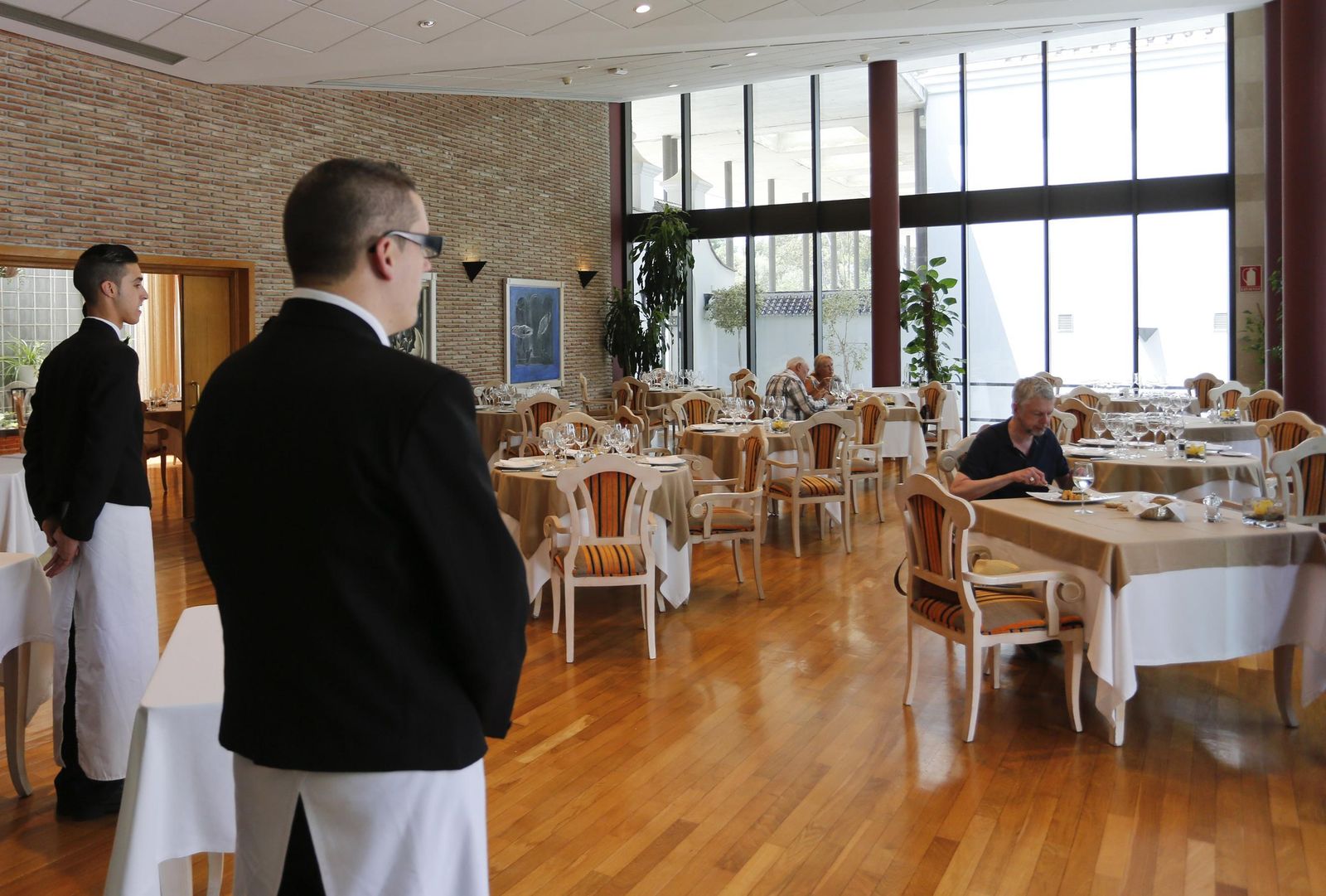 Estudiantes y comensales en el restaurante de La Cónsula, en una imagen de archivo.