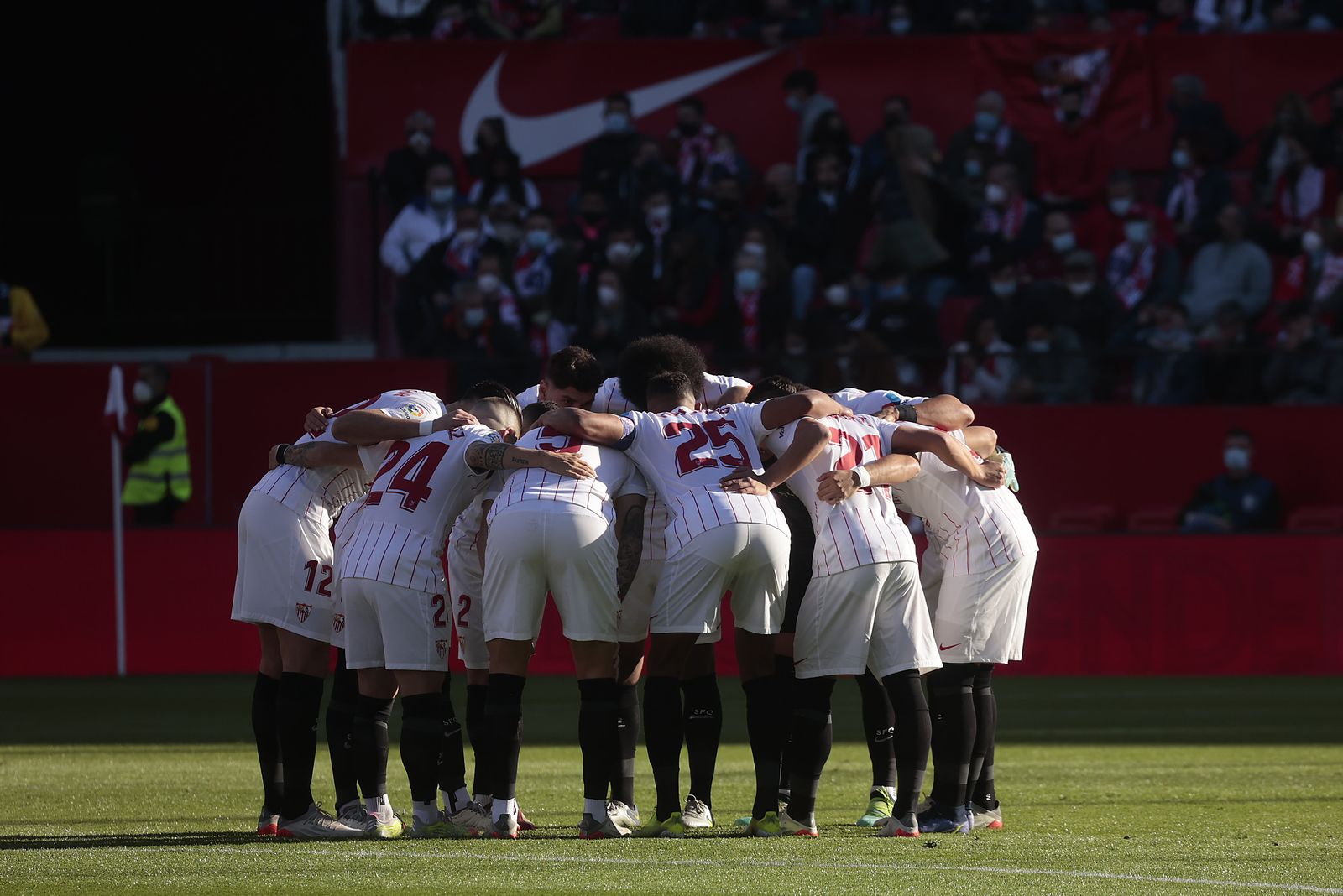 Los jugadores del Sevilla se conjuran antes del último partido.