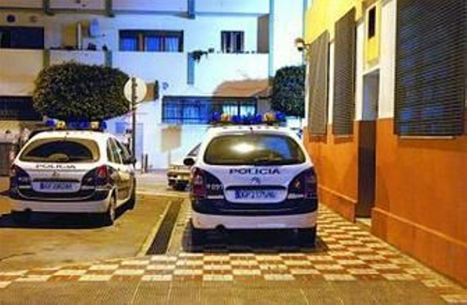 Patrullas policiales en las puertas de Comisaría.