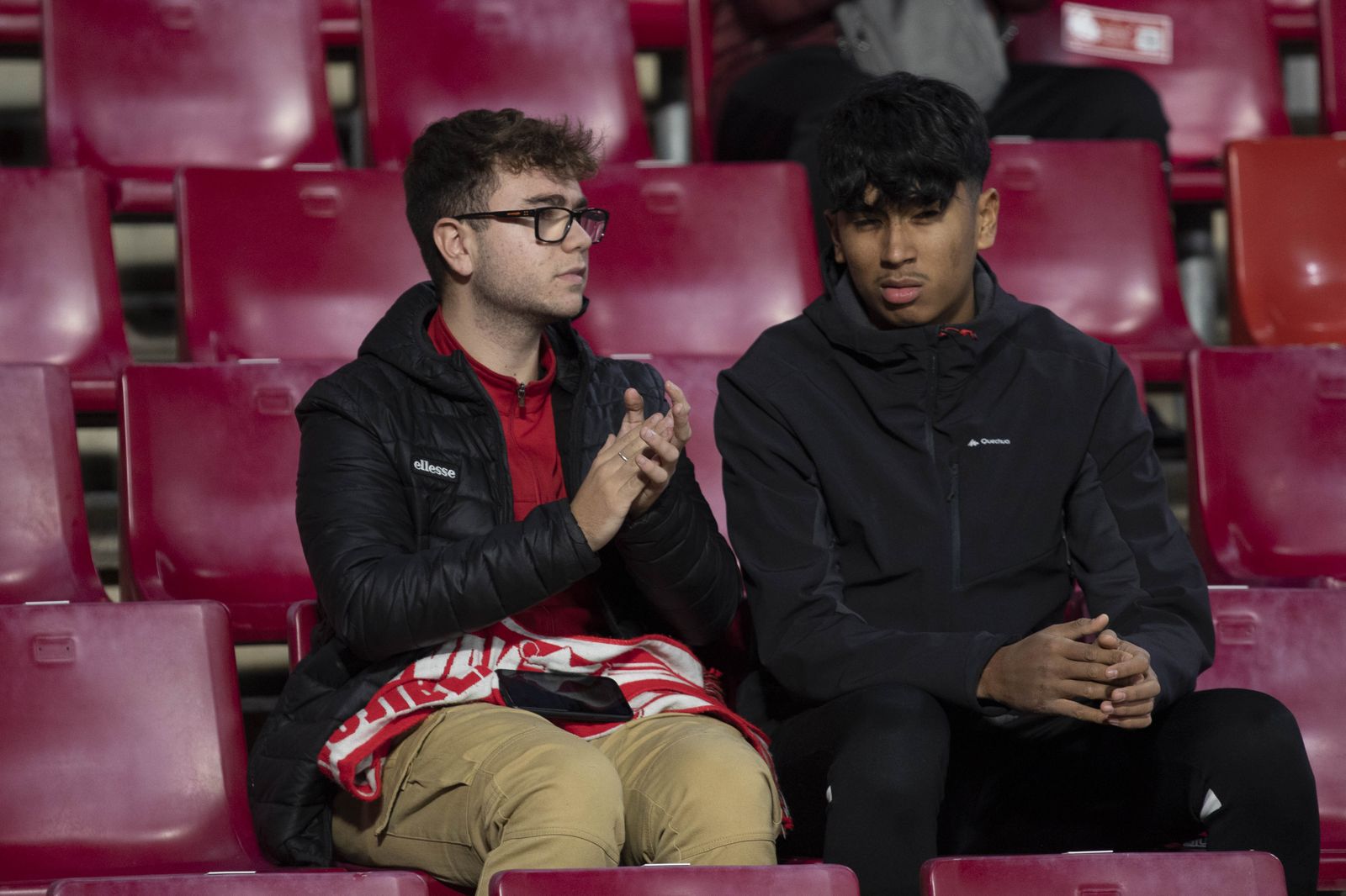 Encuéntrate en la grada de Los Cármenes en el Granada - Athletic Club