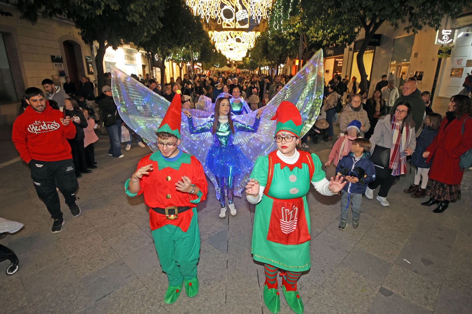 Imágenes del pasacalle navideño de Acoje por el centro de Jerez