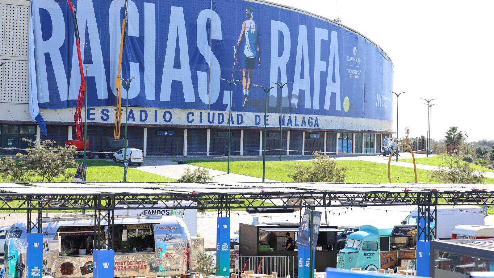 La pancarta de homenaje a Rafa Nadal en el Ciudad de Málaga, en imágenes