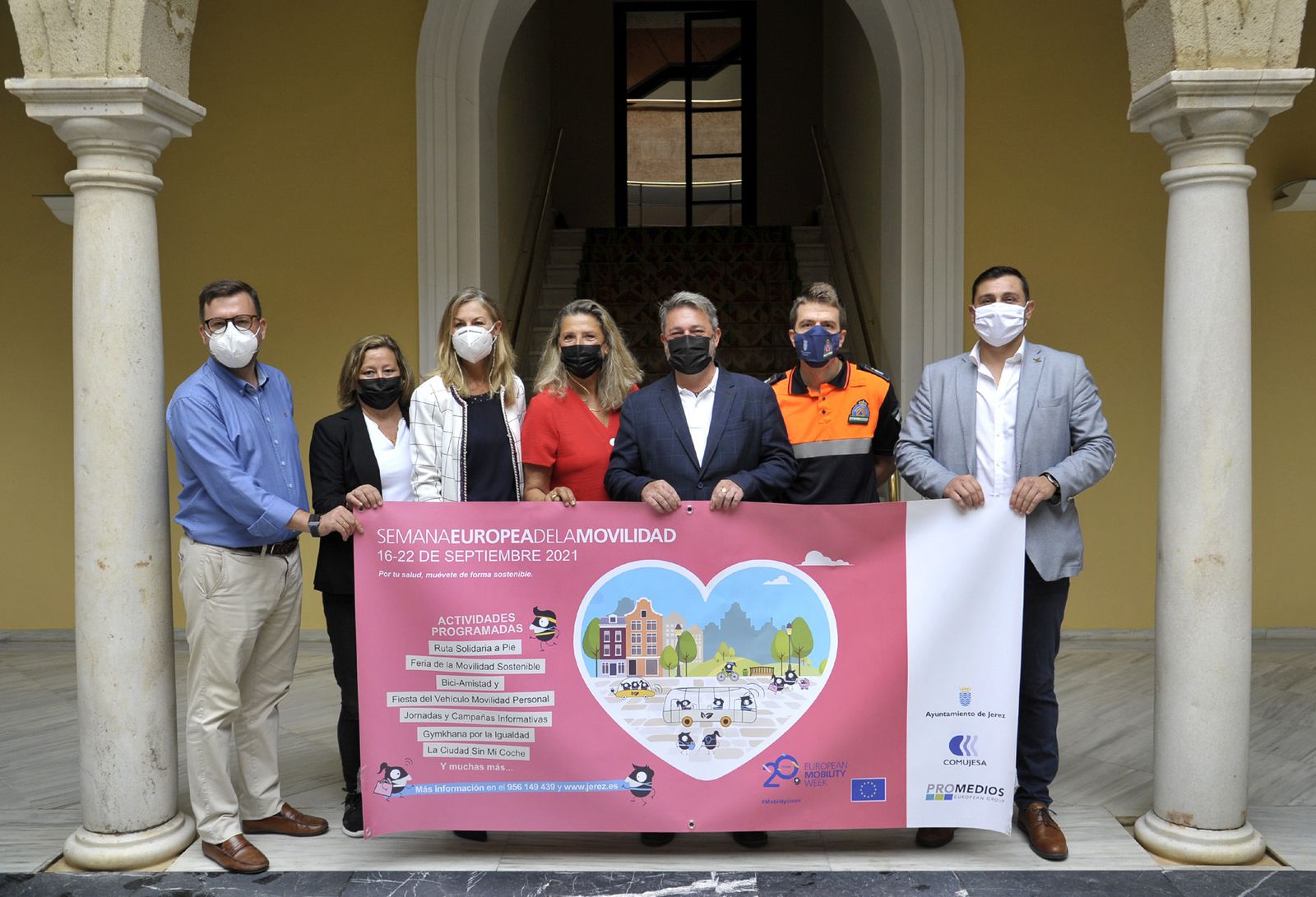 El delegado junto a los representantes de las empresas y colectivos que colaboran en la Semana de la Movilidad.