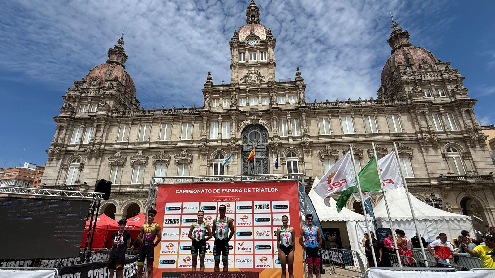Cristina, en lo más alto del podio, tras haber ganado la prueba