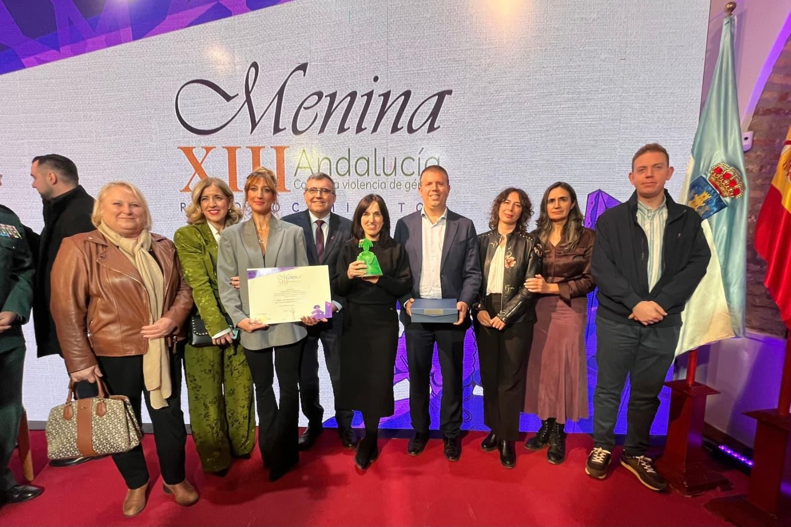 Responsables de los dos proyectos premiados recogiendo los galardones este viernes