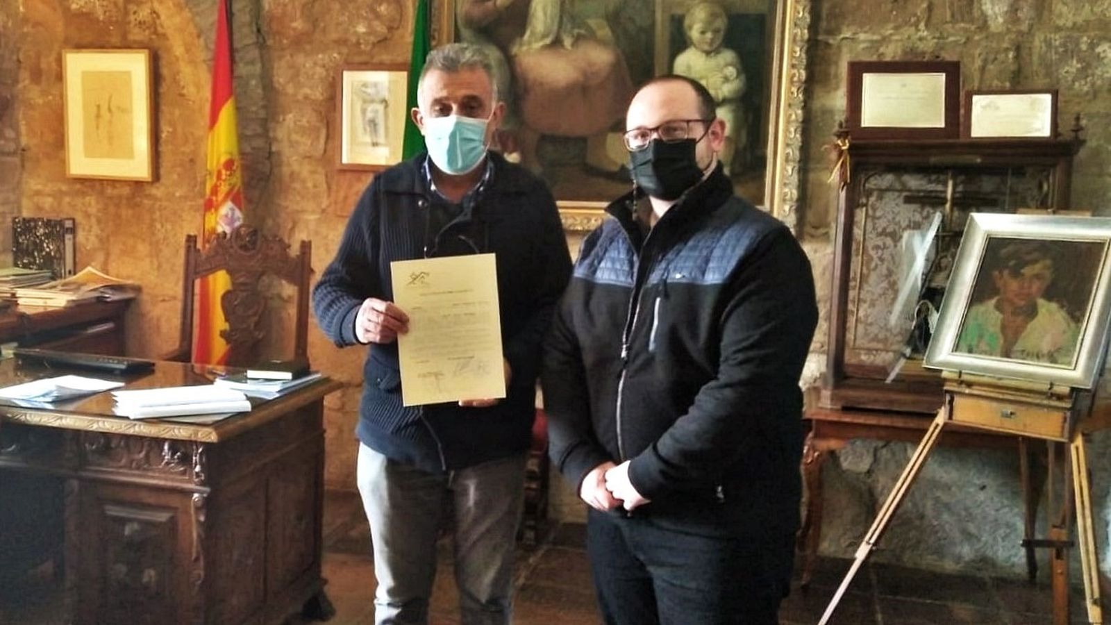 Emilio Monterroso recibe el trabajo del músico Emilio Arroyo.