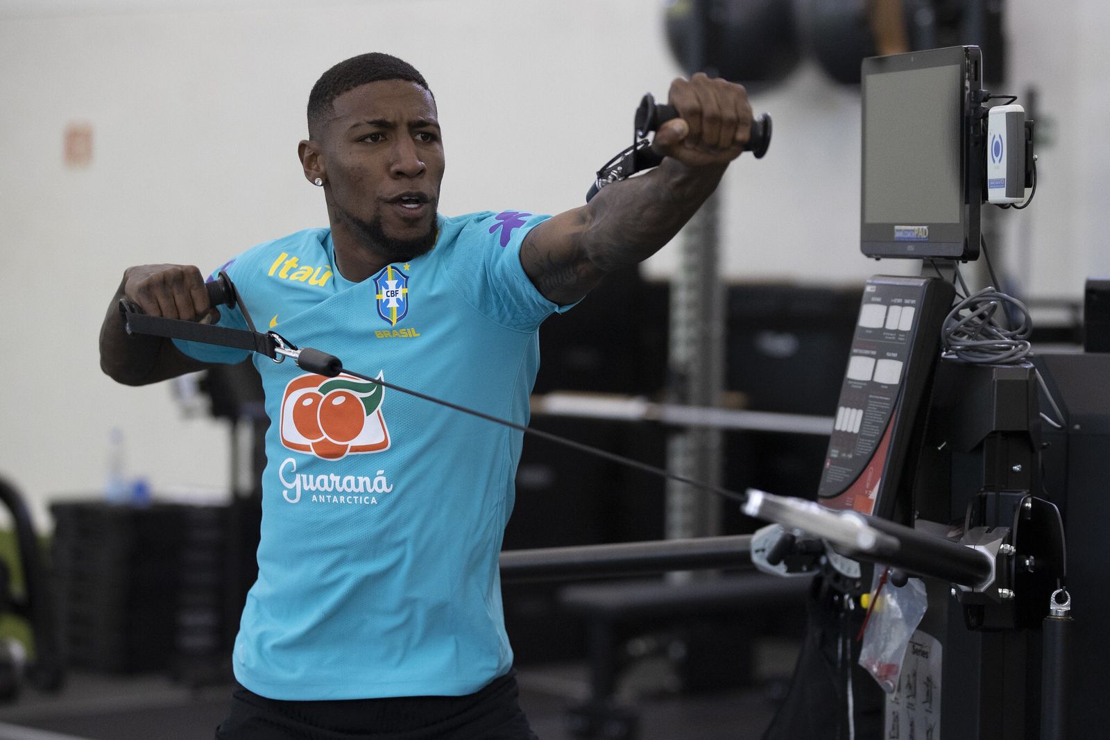 Emerson trabaja en el gimnasio con la selección brasileña.