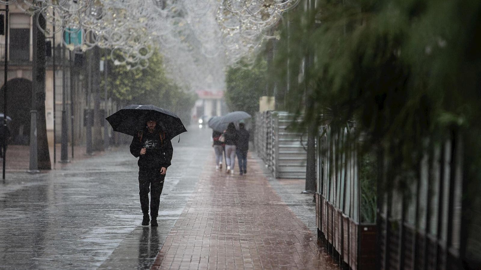 Weather: Lluvia en la Gran Vía de Huelva este invierno.