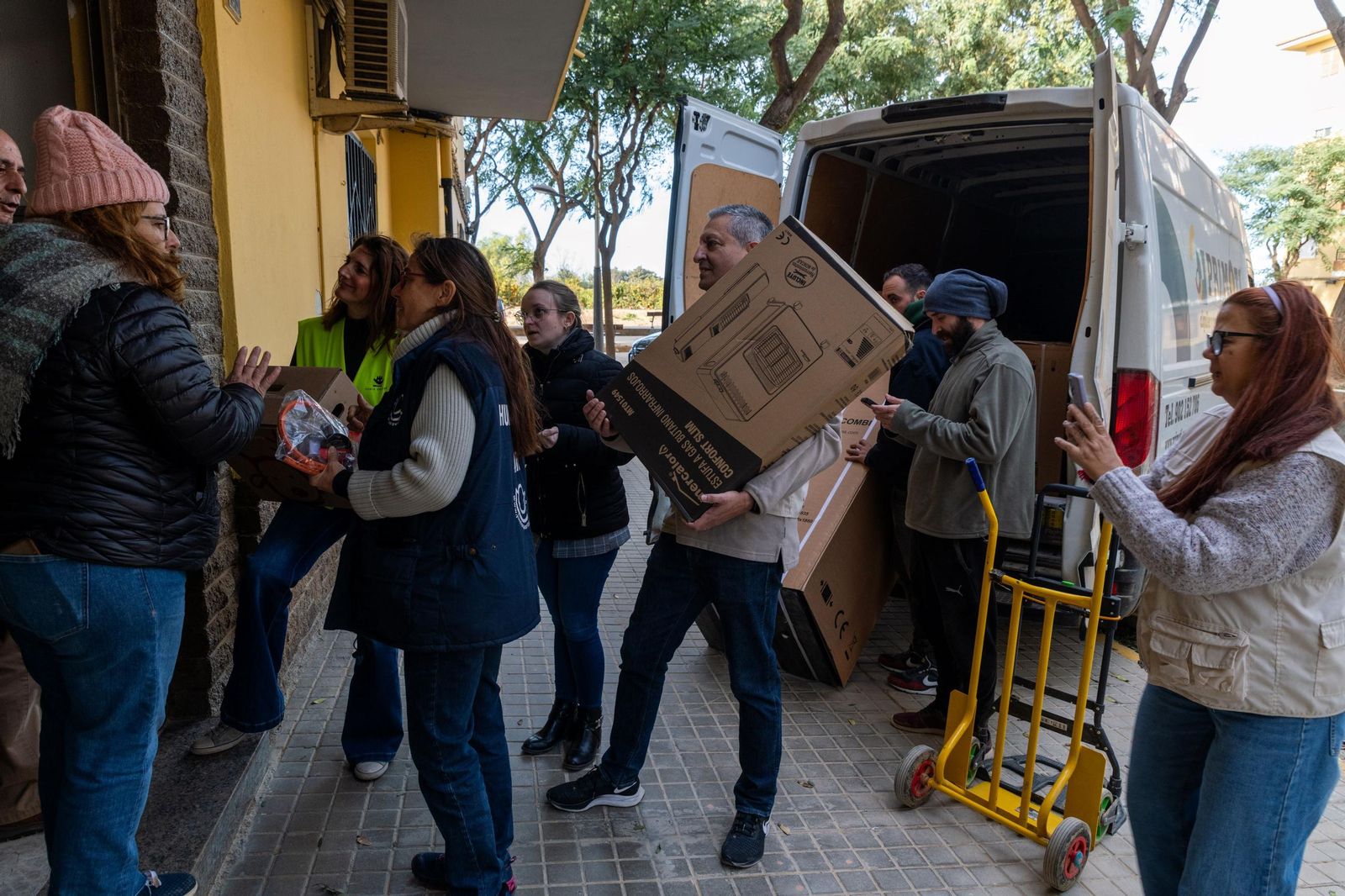 Reparto de calefacciones por Juntos por la Vida, Alfafar.