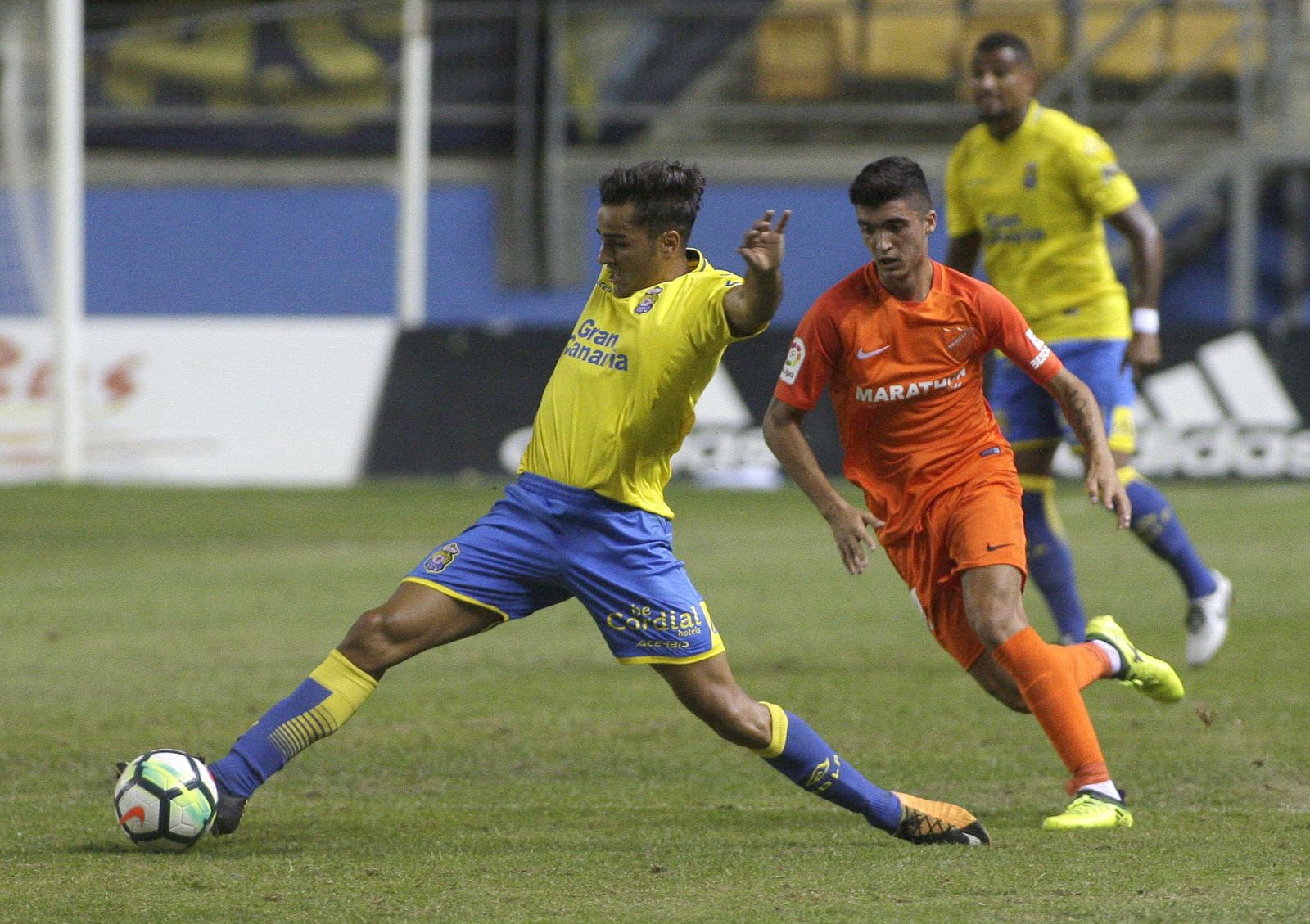 David Simón y José Carlos pugnan por un balón.