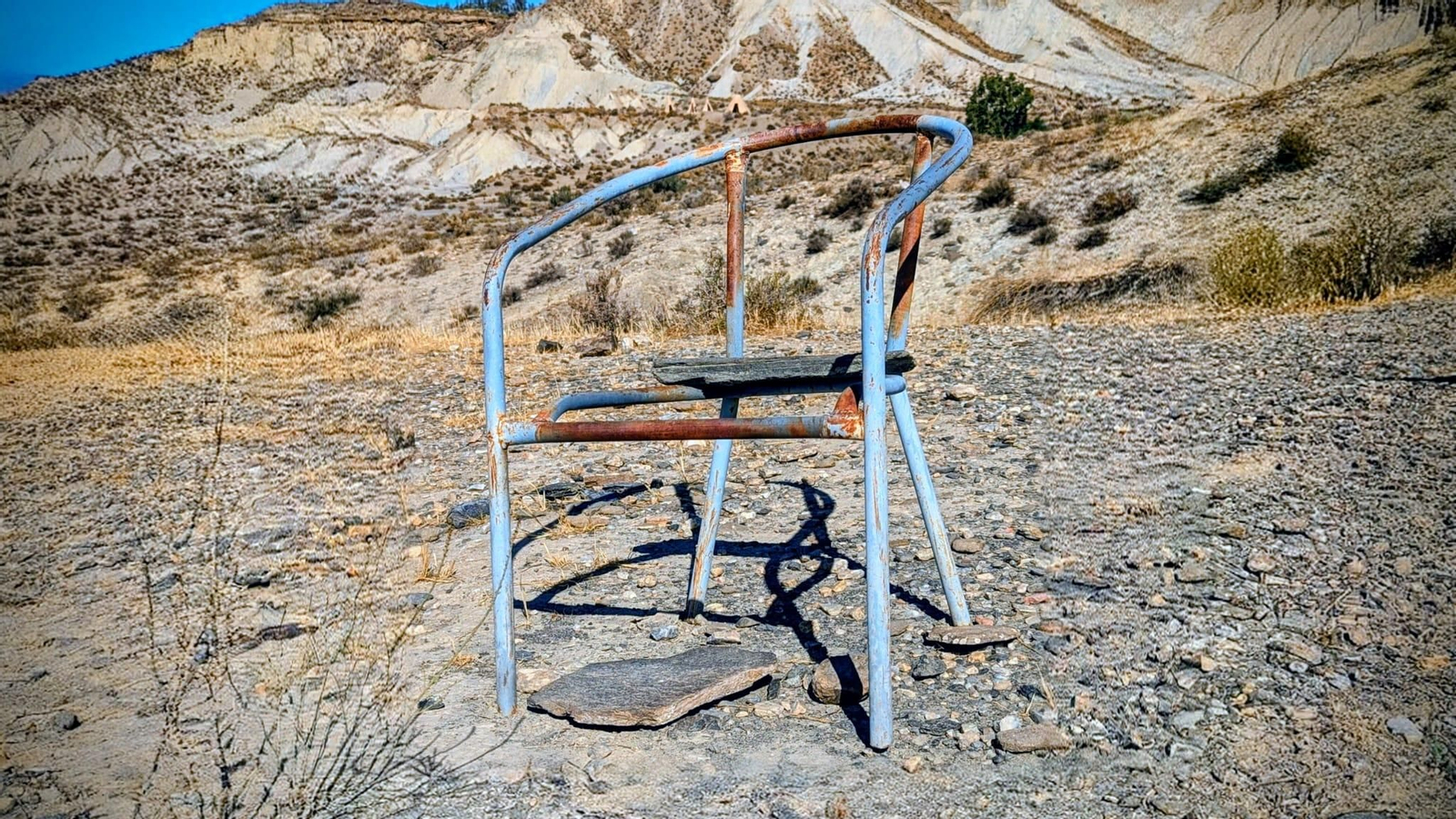 Una silla destrozada por el paso dle tiempo en pleno desierto de Tabernas.