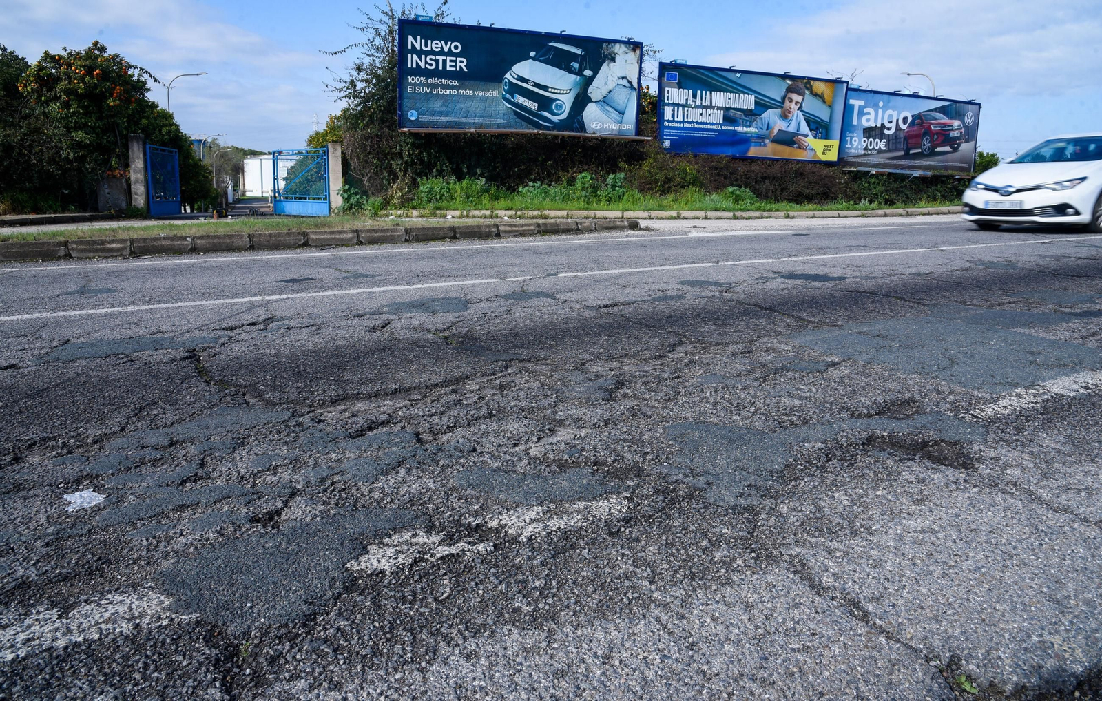 Las grietas y socavones de la carretera autonómica A-8006 de Sevilla a La Algaba y Villaverde
