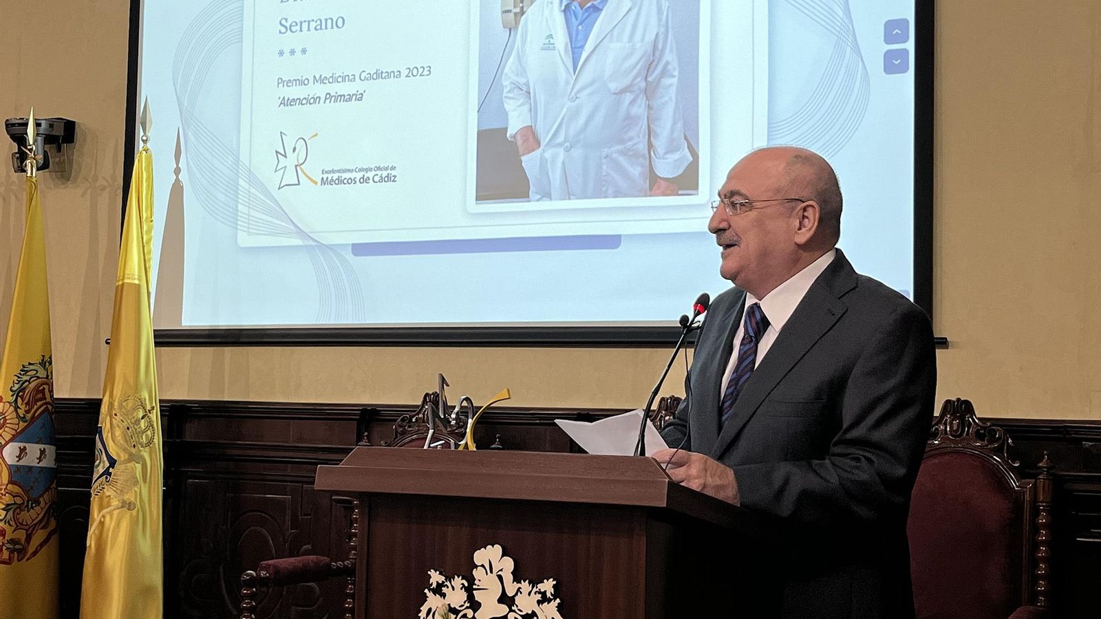 José Escribano, durante su discurso de agradecimiento por el Premio Medicina Gaditana 2023.