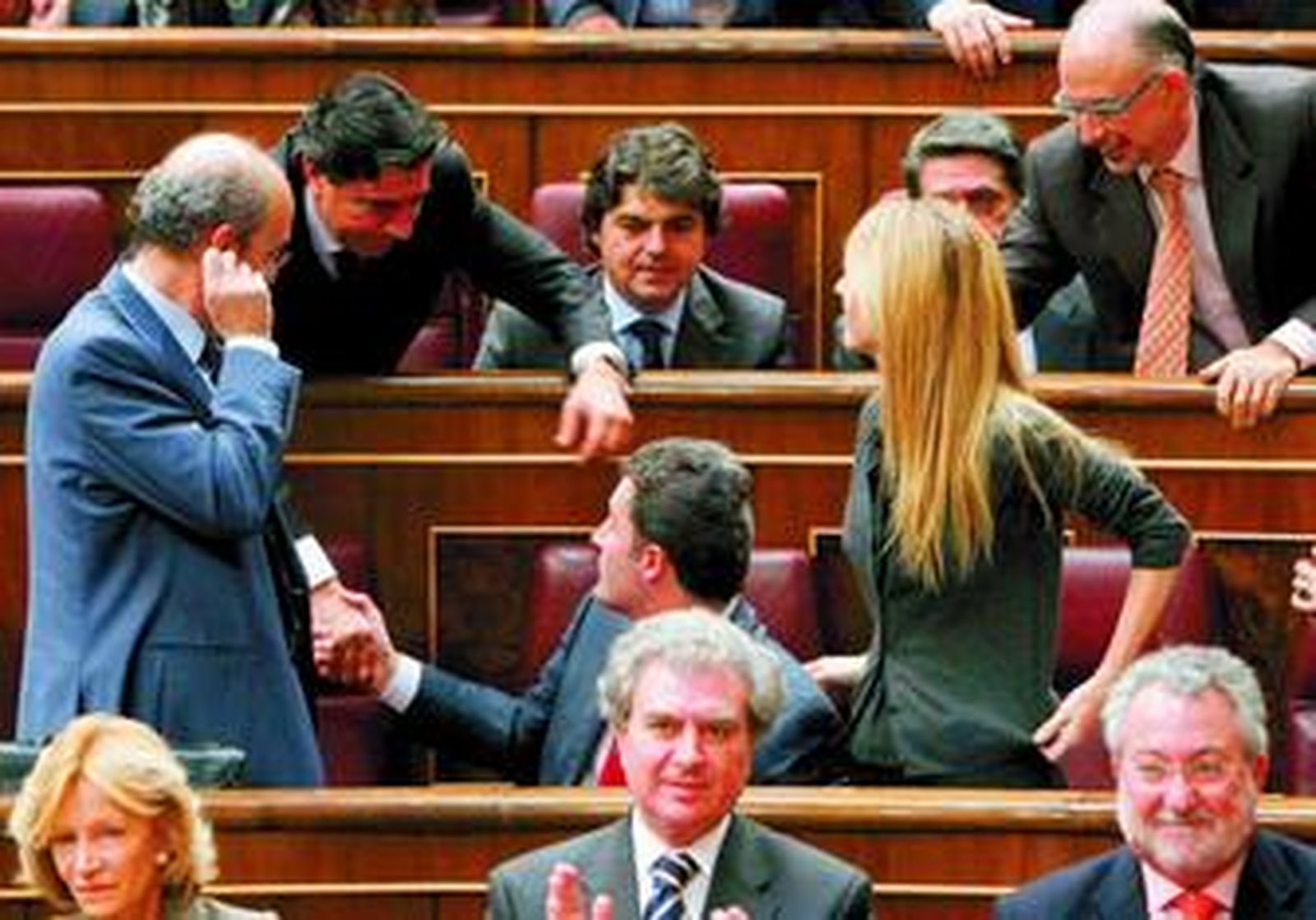Santiago Cervera recibe las felicitaciones de los diputados del PP tras votar con ellos contra los PGE.