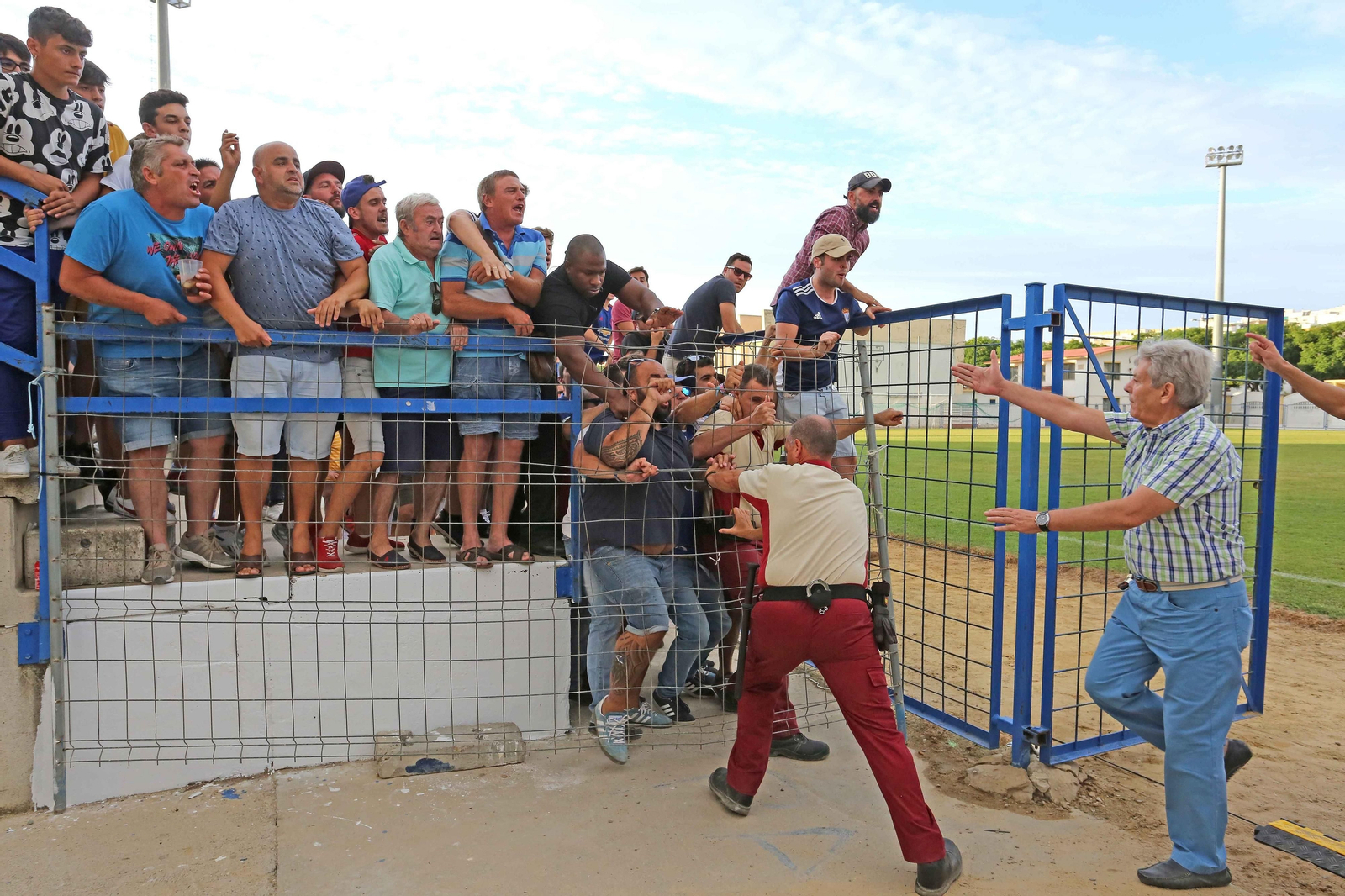 Luis García, delegado del equipo, sujeta a Juan Pedro para que no proteste al árbitro.
