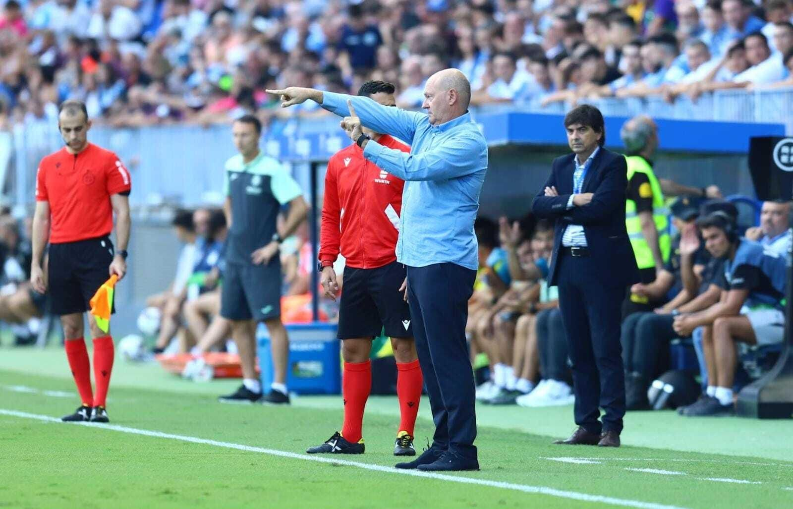 Pepe Mel da órdenes. Pepe Mel da órdenes.