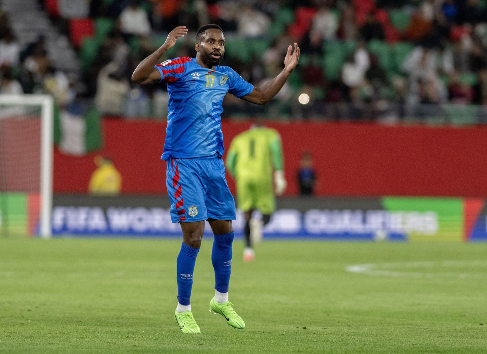 Bakambu, en un momento del encuentro ante Argelia.