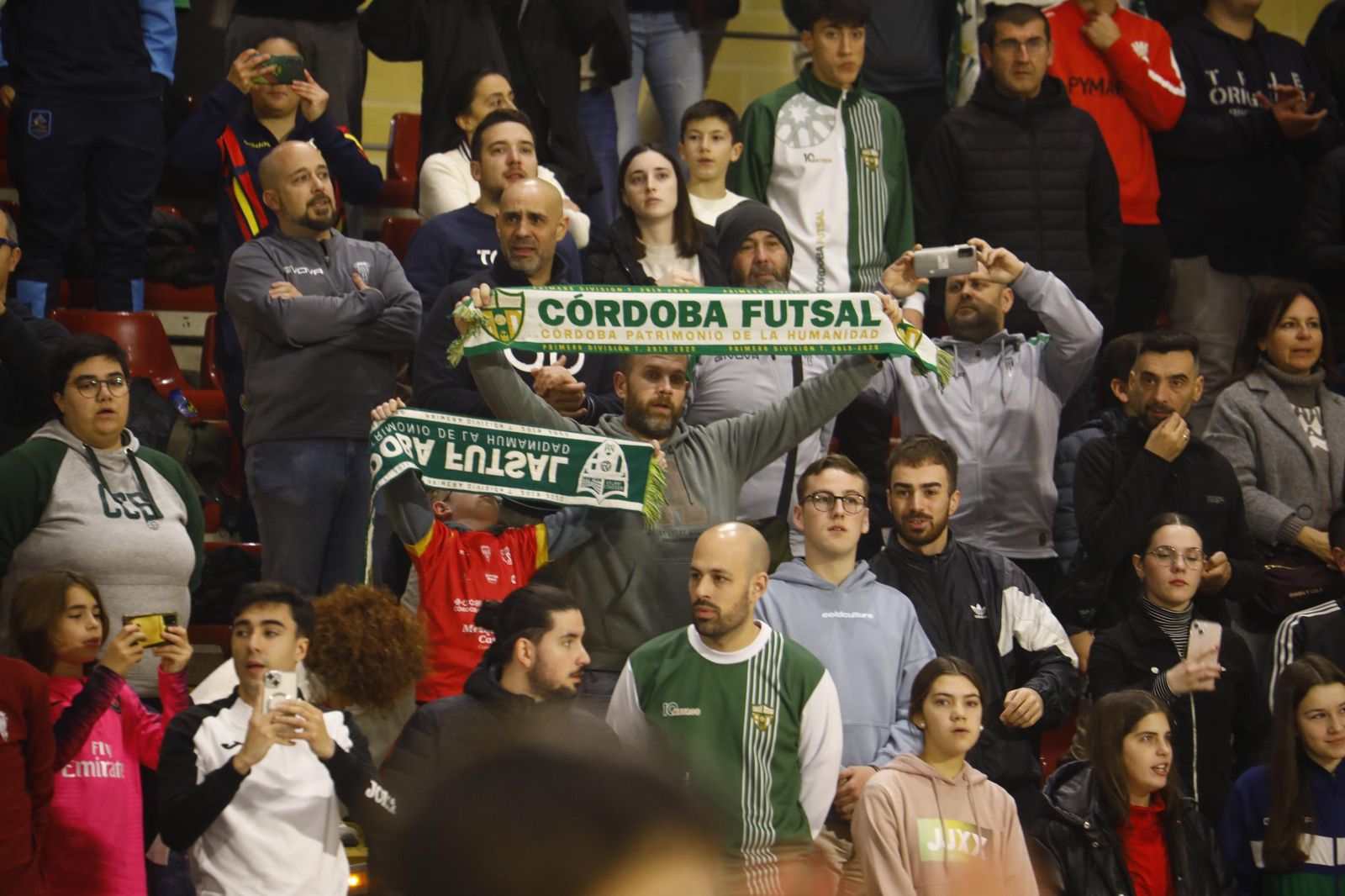 Las mejores fotos del ambiente en Vista Alegre para el Córdoba Futsal - Barça