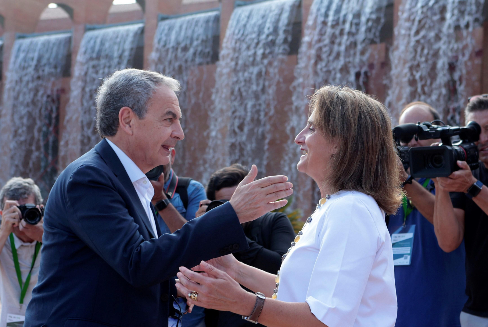 El ex presidente del gobierno José Luis Rodríguez Zapatero saluda a la ministra para la Transición Ecológica y el Reto Demográfico, Teresa Ribera, en Sevilla.