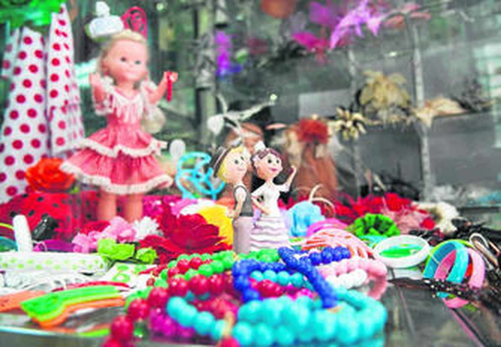 En la tienda de Fernando Granado se pueden encontrar todo tipo de complementos para el Corpus.