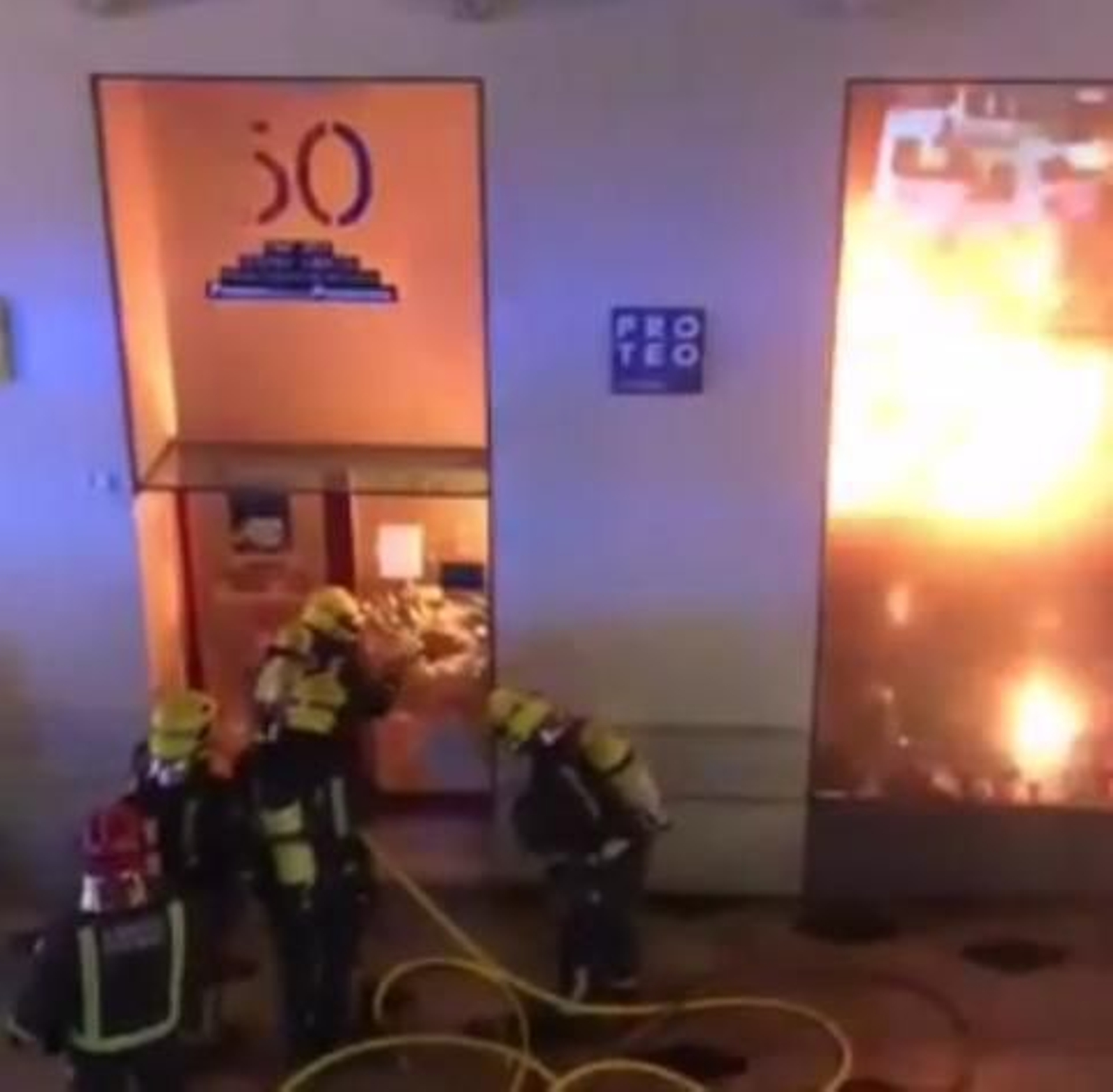 Vídeo: Bomberos sofocan las llamas en la librería Proteo