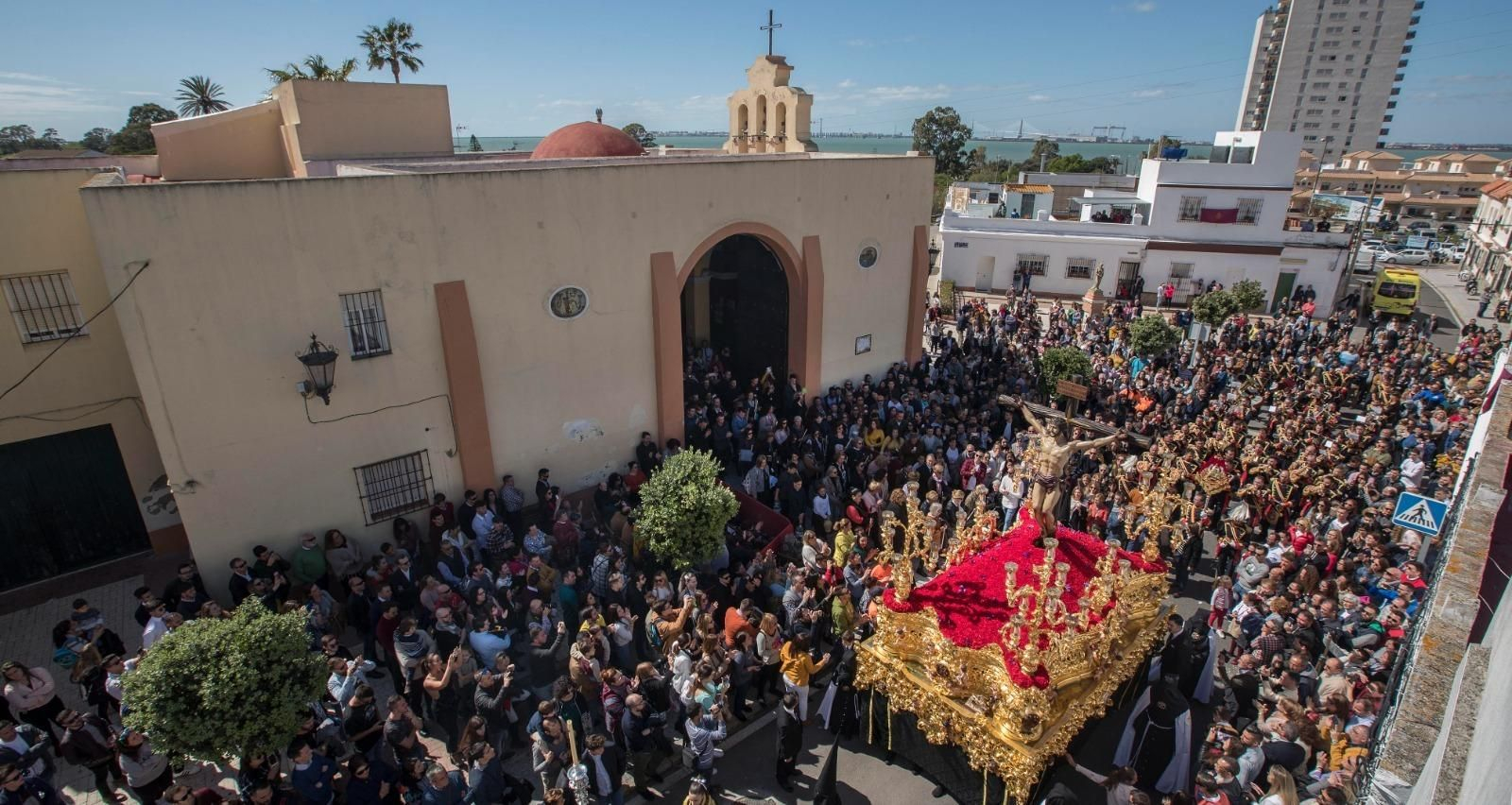El Cristo del Perdón, a su salida de la parroquia de la Inmaculada.