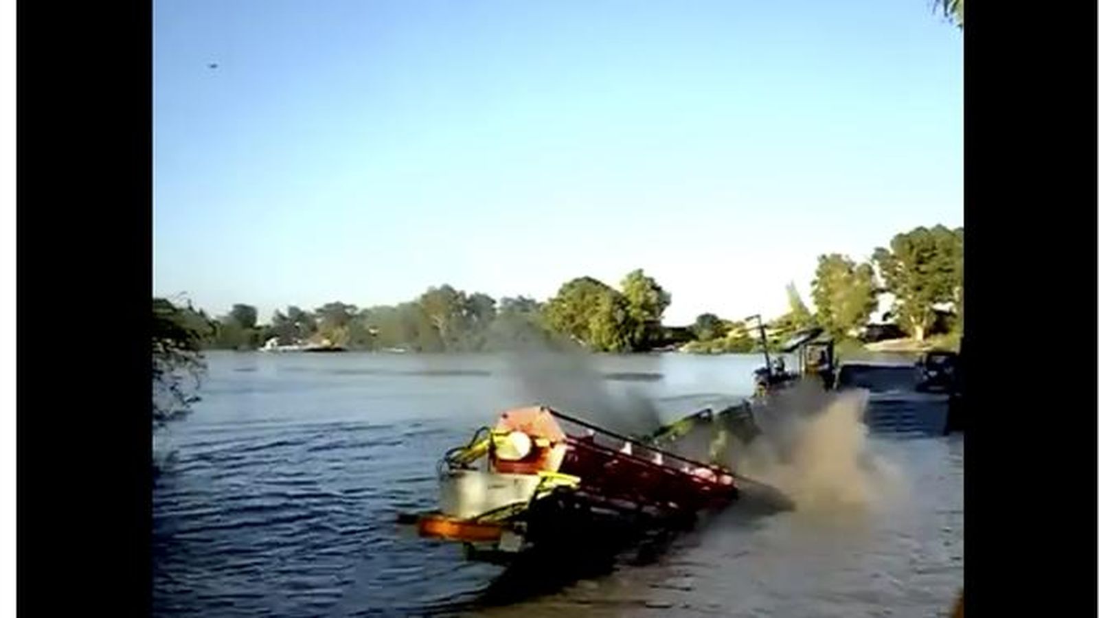 Instante en el que la cosechadora cae al Guadalquivir