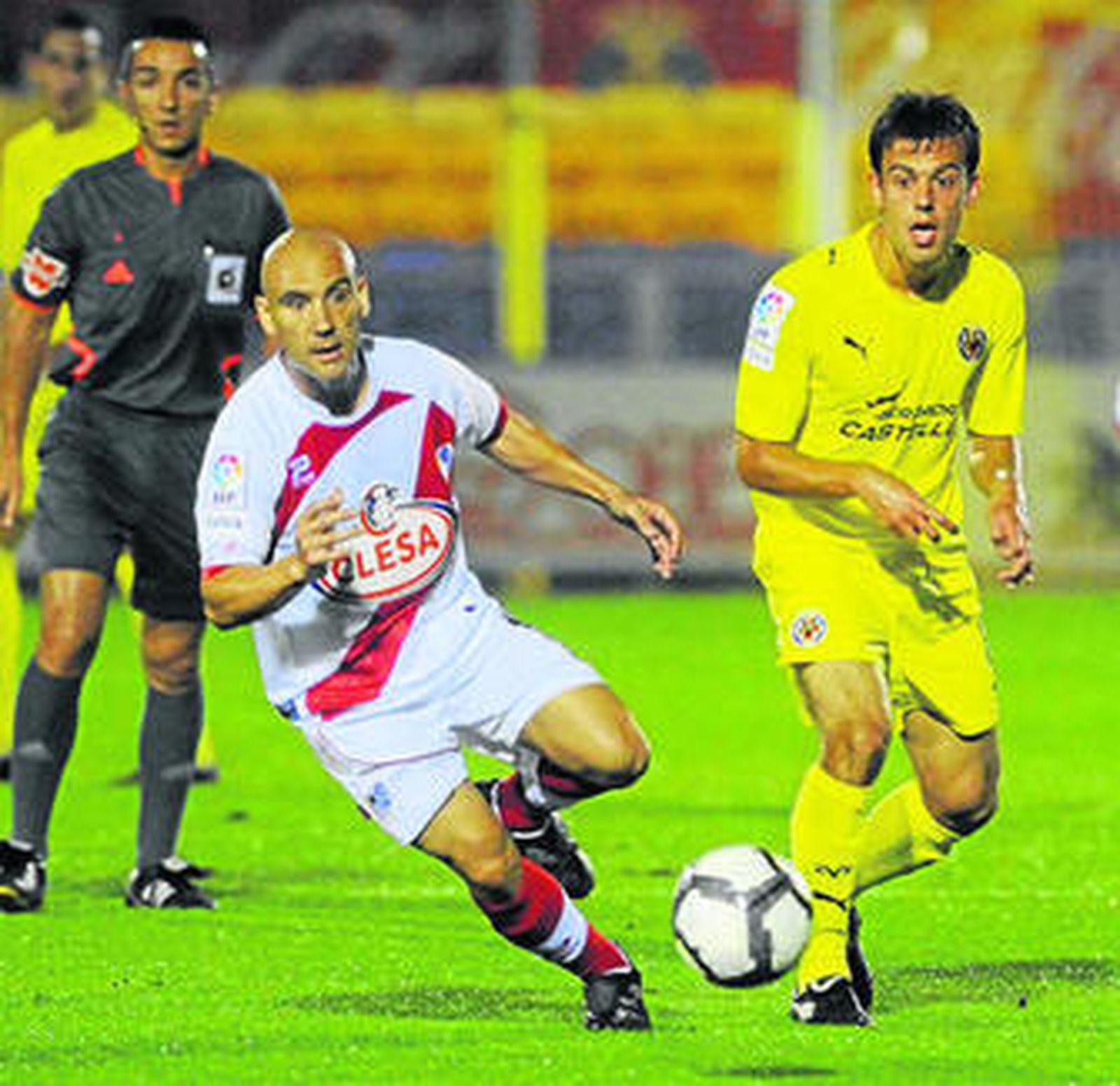 Matilla, en acción junto al veterano centrocampista del Rayo Movilla.