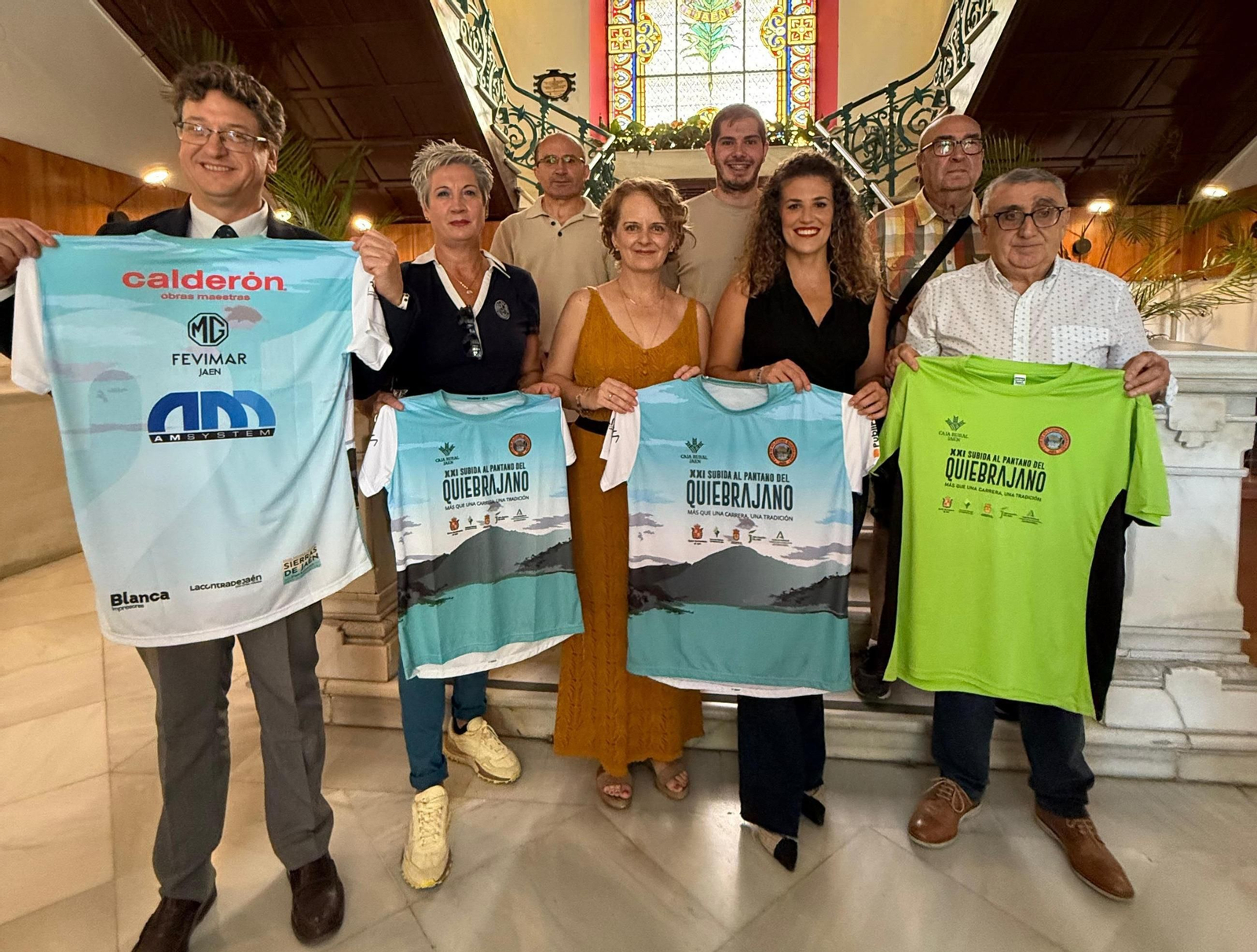 Foto de familia de la presentación del evento.