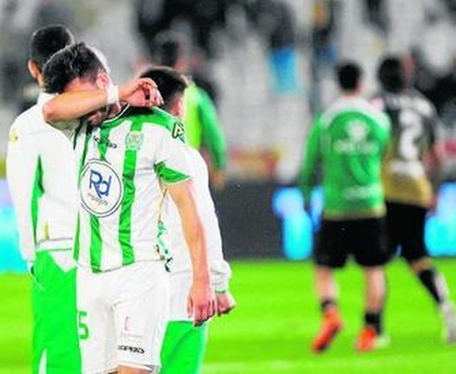 Fede Vico se retira del campo tapándose el rostro tras la derrota.