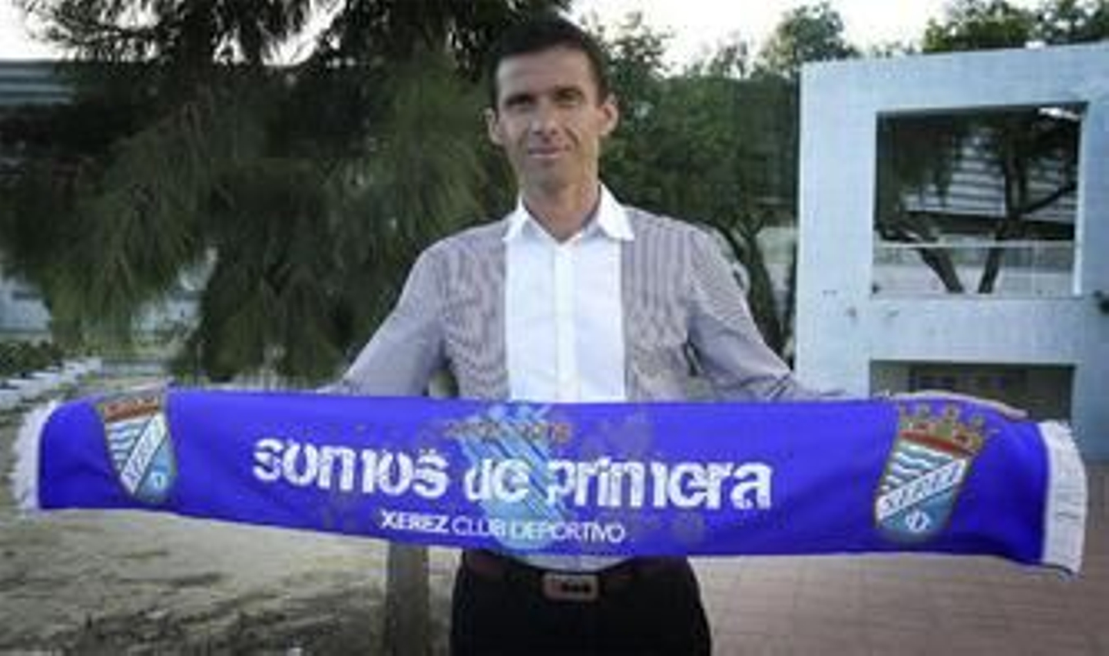 Cuco Ziganda posa con una bufanda azulina ayer en Jerez.