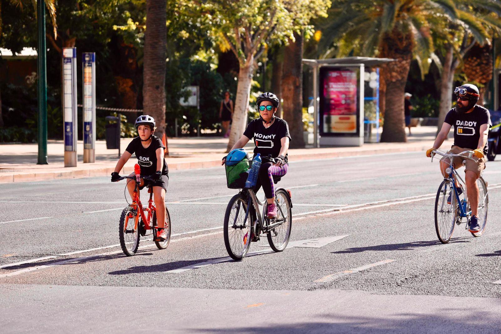 Cientos de ciclistas toman Málaga en el Día de la Bici, en imágenes