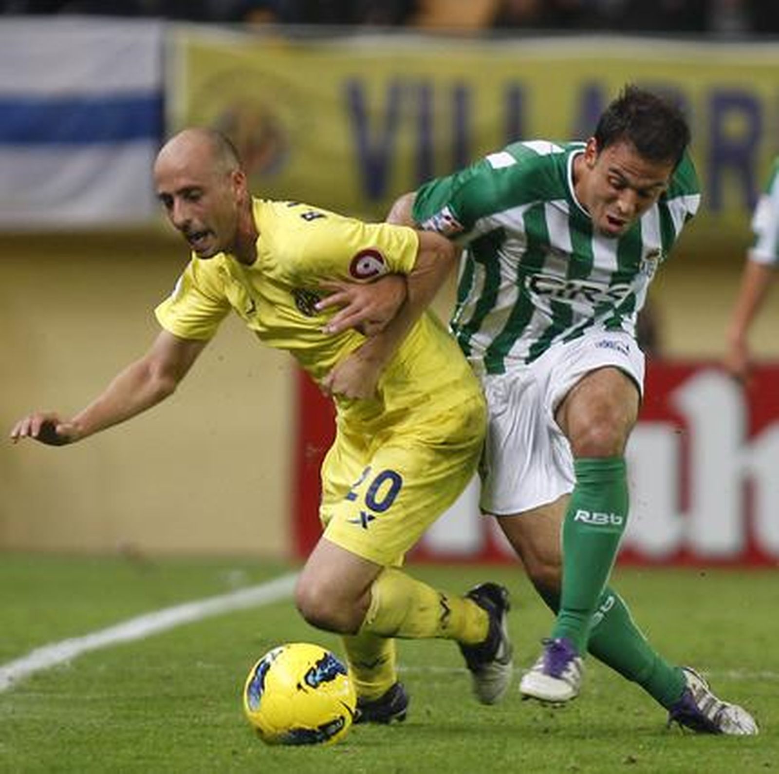 El centrocampista del Villarreal CF, Borja Valero (i), intenta marcharse del centrocampista brasileño del Real Betis, Iriney da Silva.

Foto: EFE