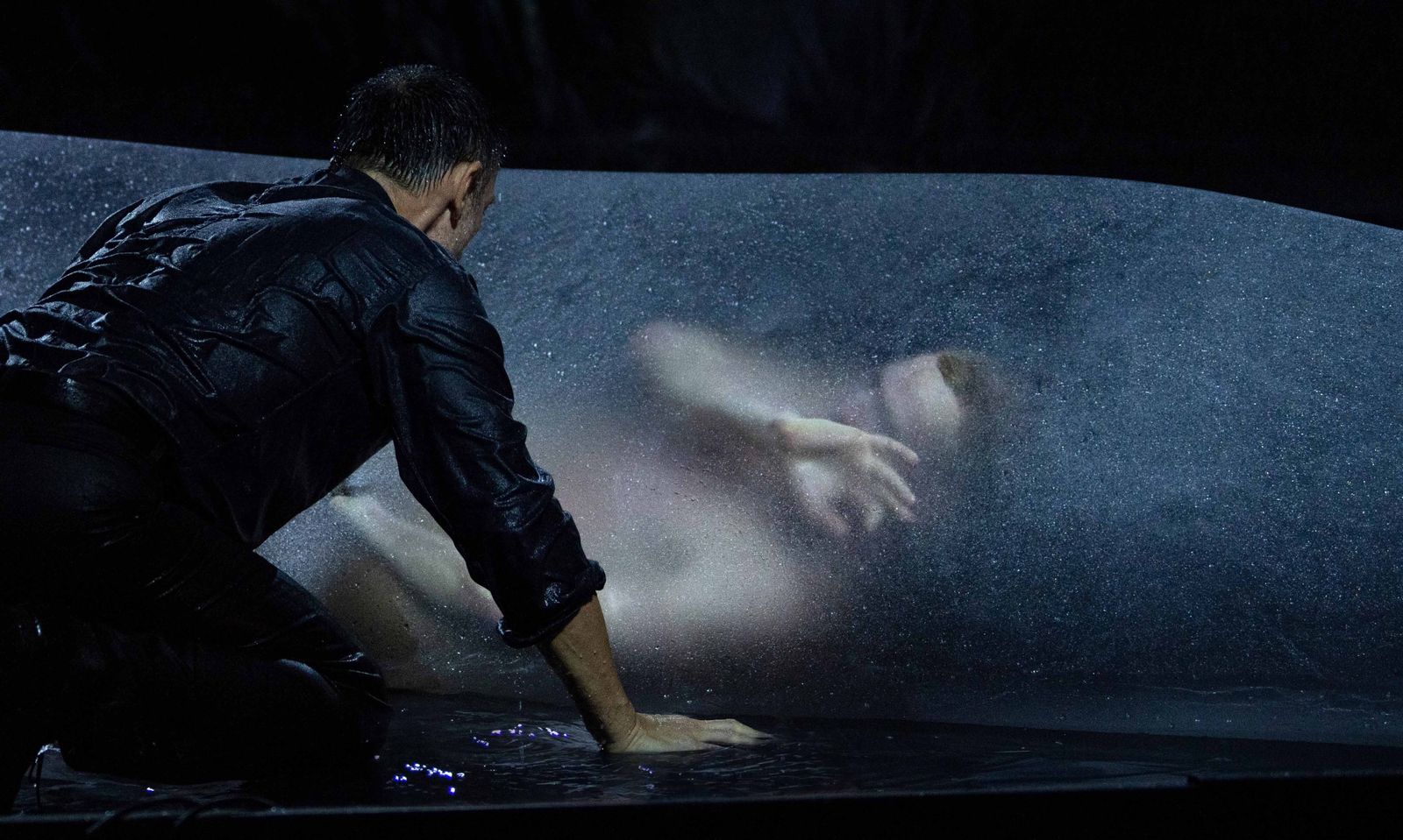 Dimitris Papaionnaou y el joven bailarín alemán Suka Horn en una escena de 'Ink'.
